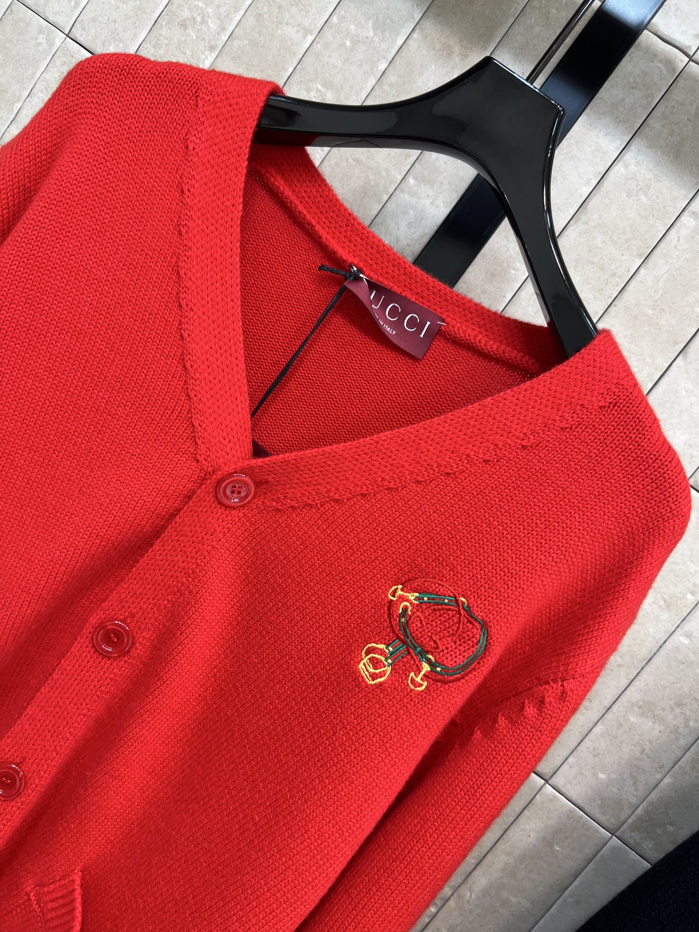 G家 26早春新款 双G刺绣羊毛针织V领开衫 V领+双G单排扣设计 胸前双G刺绣超有辨识度 羊毛材质柔软