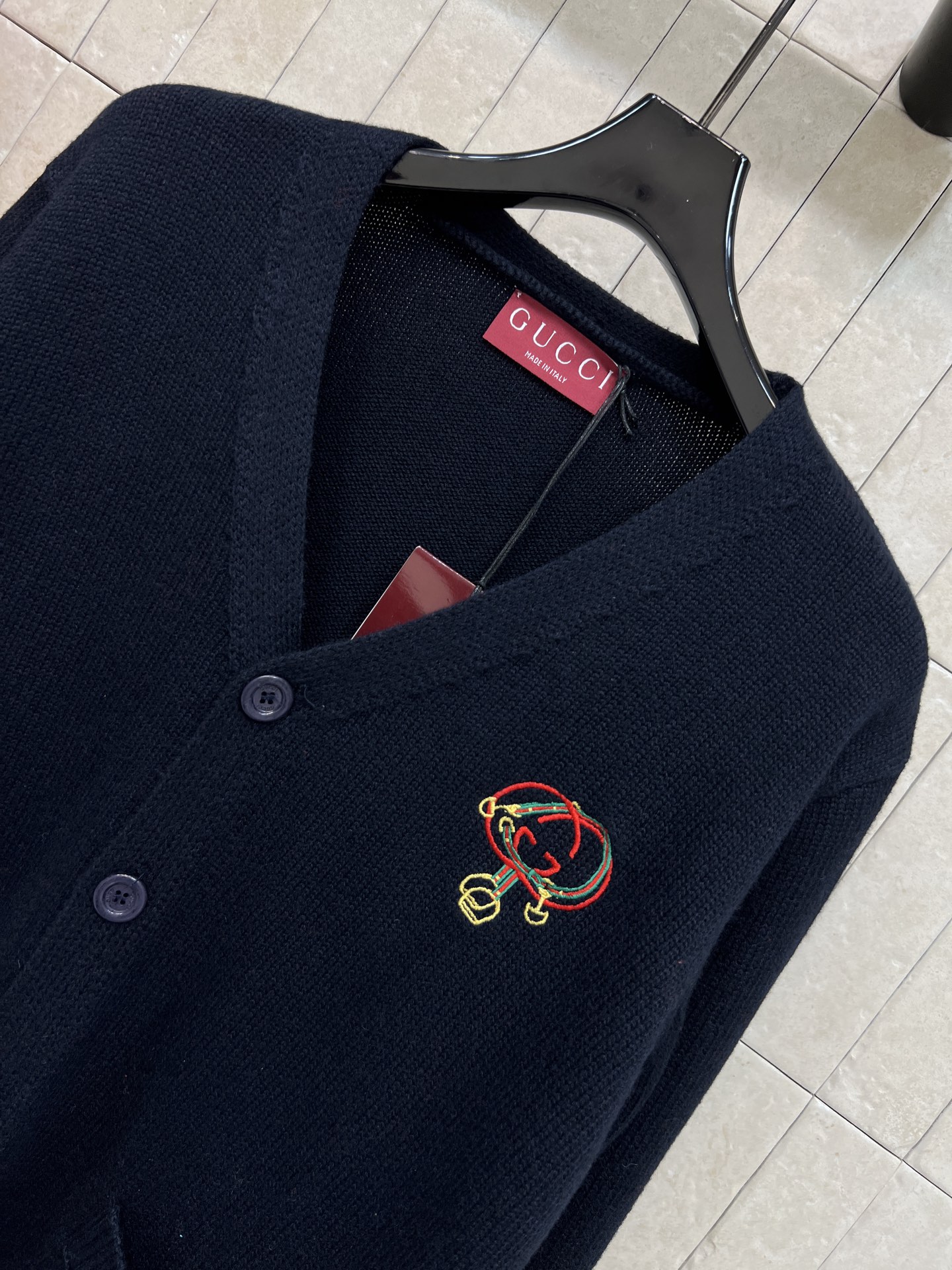 G家 26早春新款 双G刺绣羊毛针织V领开衫 V领+双G单排扣设计 胸前双G刺绣超有辨识度 羊毛材质柔软