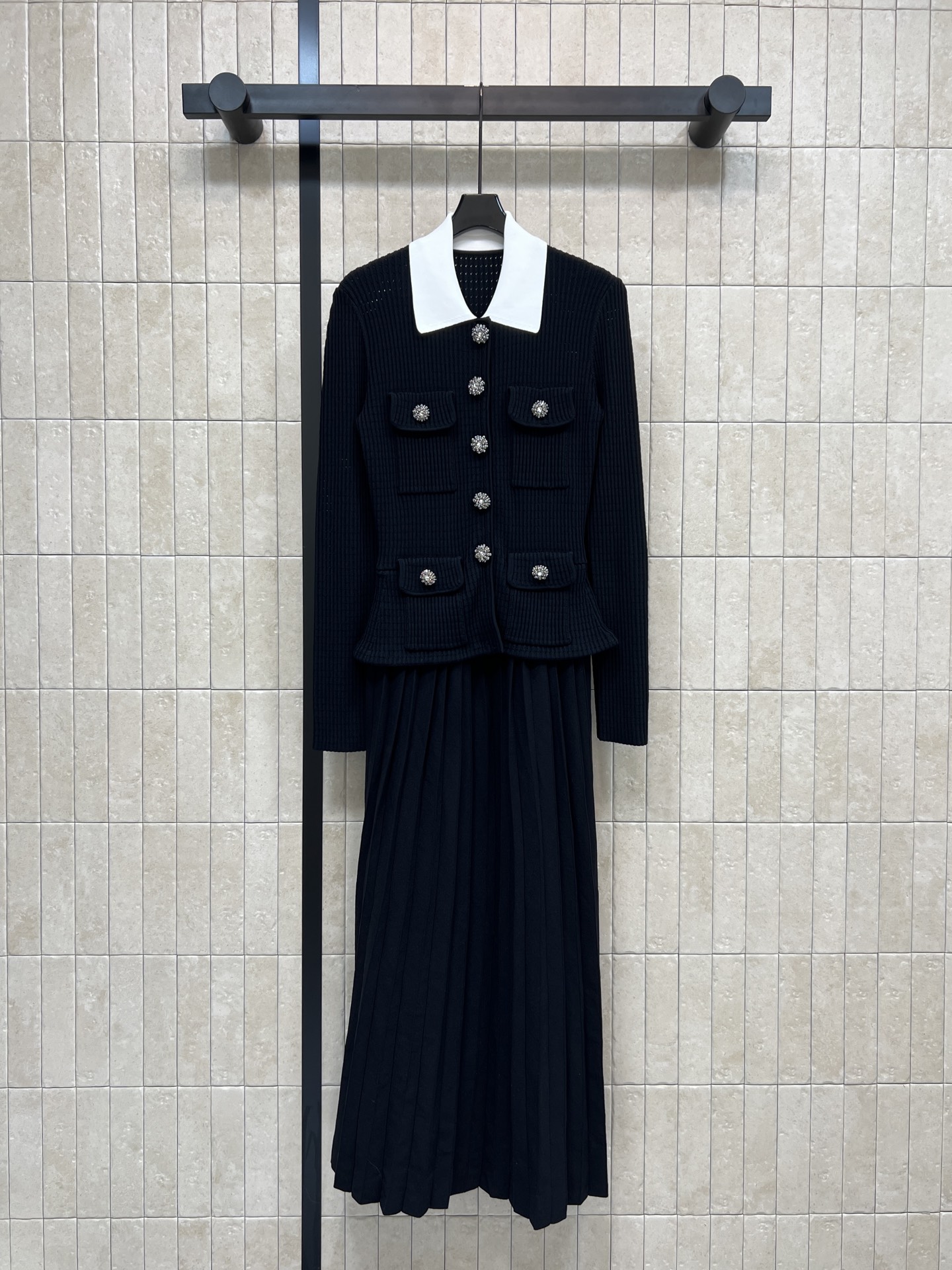 NO:666059,Self 25 new autumn and winter new style. Lapel knitted stitching pleated long dress. Contrast color lapel splicing pleated skirt. Black knitted fabric + white contrasting color lapel. Retro and modern. Diamond buttons are super exquisite. The pocket design is very layered. The skirt has a perfect drape. Elegant and playful ~ very suitable for autumn and winter. It can be easily used for commuting or formal occasions. Three sizes in one color SML,, skirts,  19860909Self 25秋冬新款 翻领针织拼接百褶长款连衣裙 撞色翻领拼接百褶裙摆 黑色针织面料+白色撞色翻领 复古又有现代感 钻扣点缀超精致 口袋设计很有层次感 裙摆垂坠感满分 优雅又俏皮~秋冬穿超合适 通勤or正式场合都能轻松驾驭 一色三码 SML,,skirts, ,Women's clothing