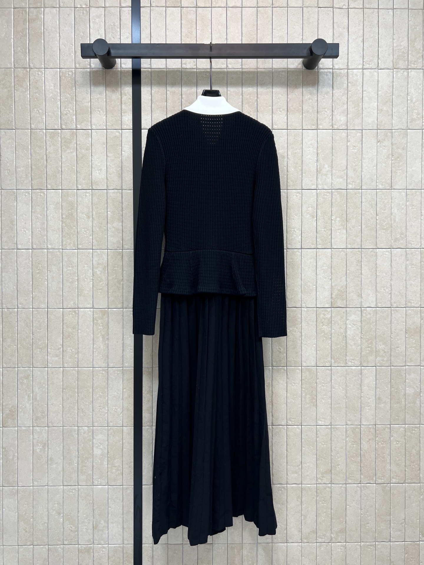 Self 25秋冬新款 翻领针织拼接百褶长款连衣裙 撞色翻领拼接百褶裙摆 黑色针织面料+白色撞色翻领 复