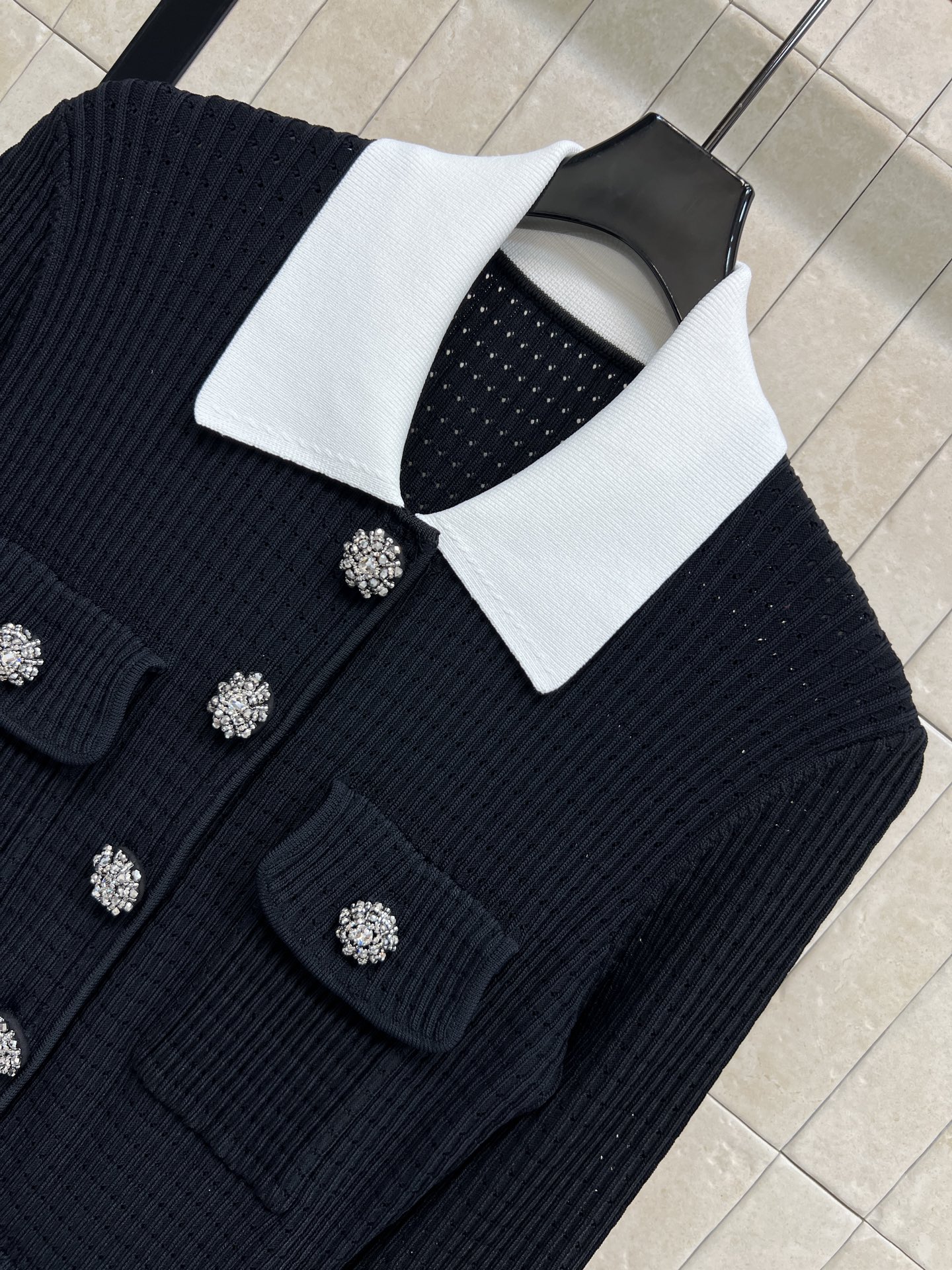 Self 25秋冬新款 翻领针织拼接百褶长款连衣裙 撞色翻领拼接百褶裙摆 黑色针织面料+白色撞色翻领 复