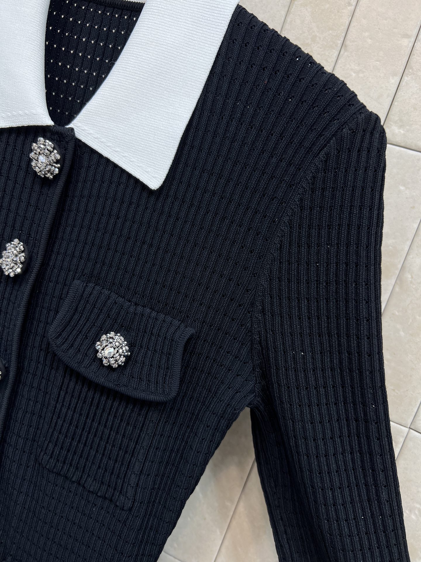 Self 25秋冬新款 翻领针织拼接百褶长款连衣裙 撞色翻领拼接百褶裙摆 黑色针织面料+白色撞色翻领 复