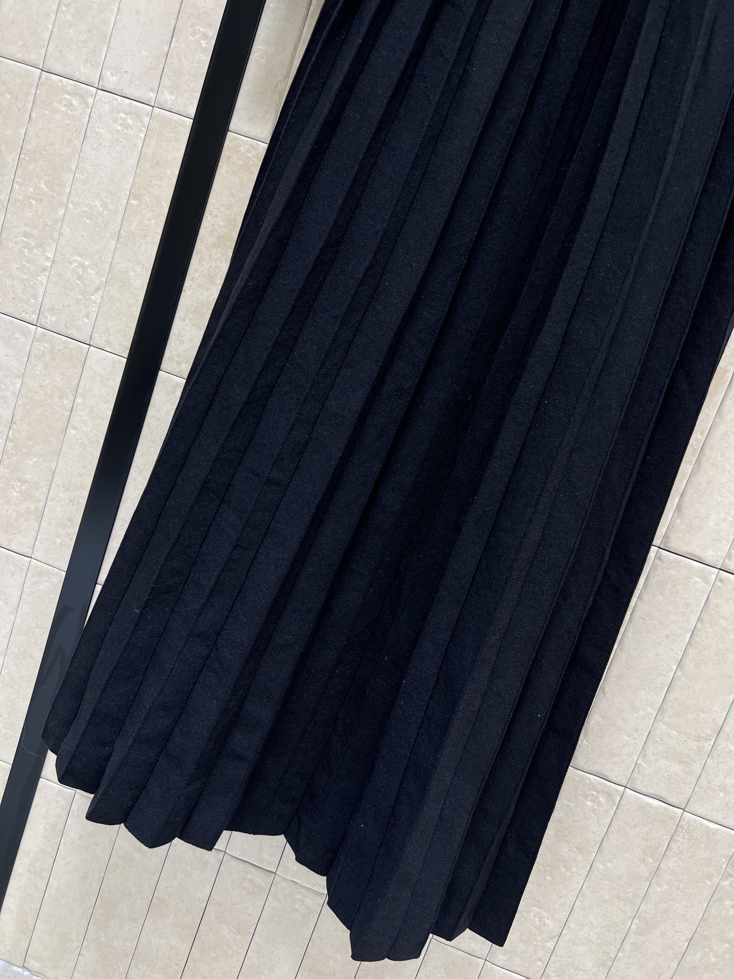 Self 25秋冬新款 翻领针织拼接百褶长款连衣裙 撞色翻领拼接百褶裙摆 黑色针织面料+白色撞色翻领 复