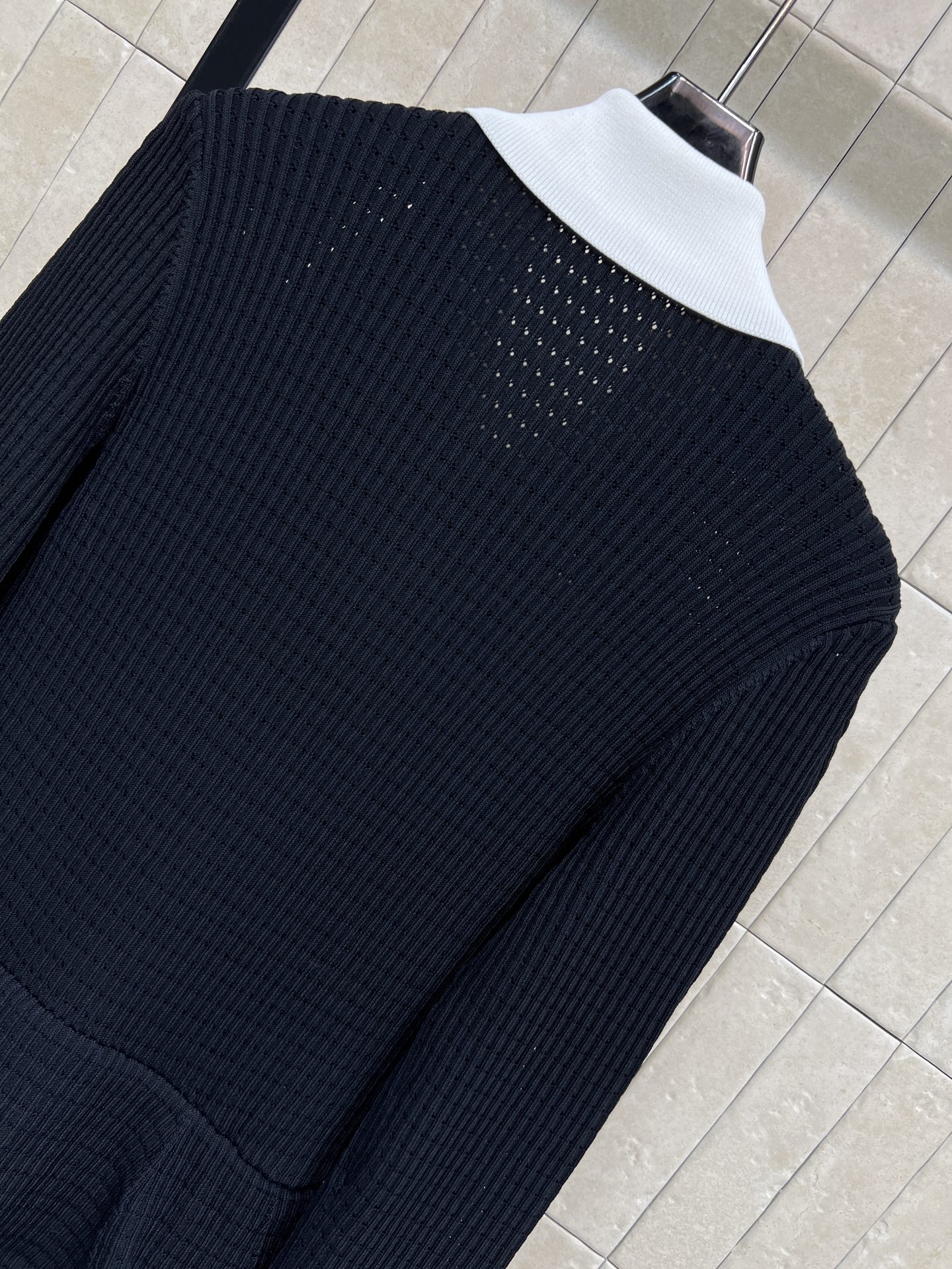 Self 25秋冬新款 翻领针织拼接百褶长款连衣裙 撞色翻领拼接百褶裙摆 黑色针织面料+白色撞色翻领 复