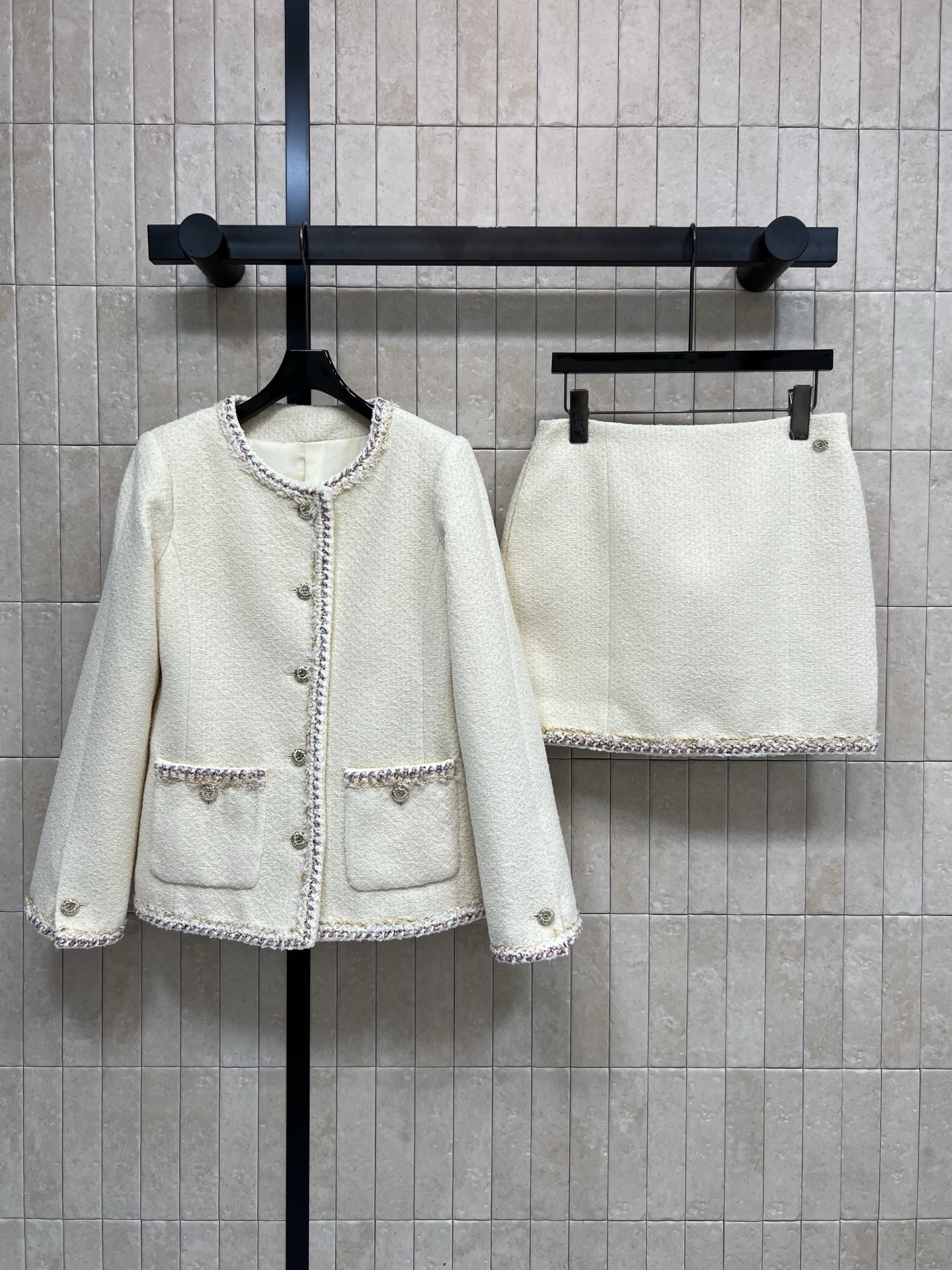 NO:666063,Jacket, skirt, Xiaoxiangjia 25 new autumn and winter style, off-white Xiaoxiang style tweed jacket, round neck jacket + high waist skirt, classic tweed material, high-end texture and warm, perfect for autumn and winter!  Round neck + single-breasted design. The details include braided edges and metal buttons. It is full of sophistication. You can easily create a ladylike or French elegant look with one set. It can be easily worn at commuting parties!  One color, three sizes Size/S-M-L,,chanel,skirts,jackets & coats, 19860909外套半裙小香家 25秋冬新款 米白色小香风粗花呢外套 圆领外套 +高腰短裙 经典粗花呢材质 质感高级又保暖 秋冬穿超合适！圆领+单排扣设计 细节有编织捆边和金属纽扣 精致感满满 一套搭配轻松打造名媛风or法式优雅look 通勤聚会都能轻松驾驭！一色三码 Size/S-M-L,,chanel,skirts,jackets & coats, ,Women's clothing