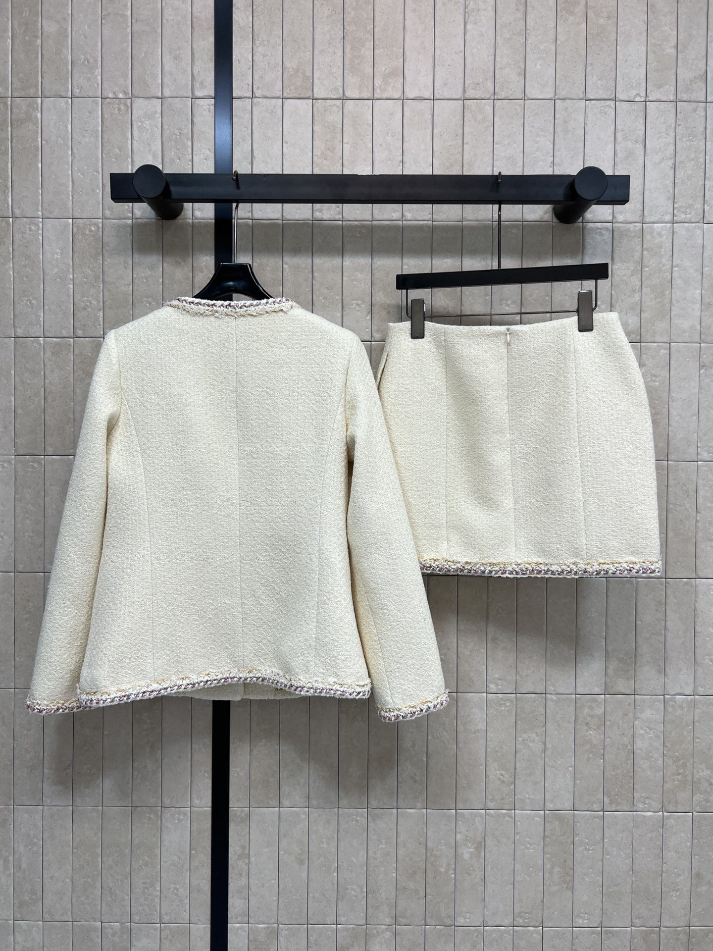 小香家 25秋冬新款 米白色小香风粗花呢外套 圆领外套 +高腰短裙 经典粗花呢材质 质感高级又保暖 秋冬