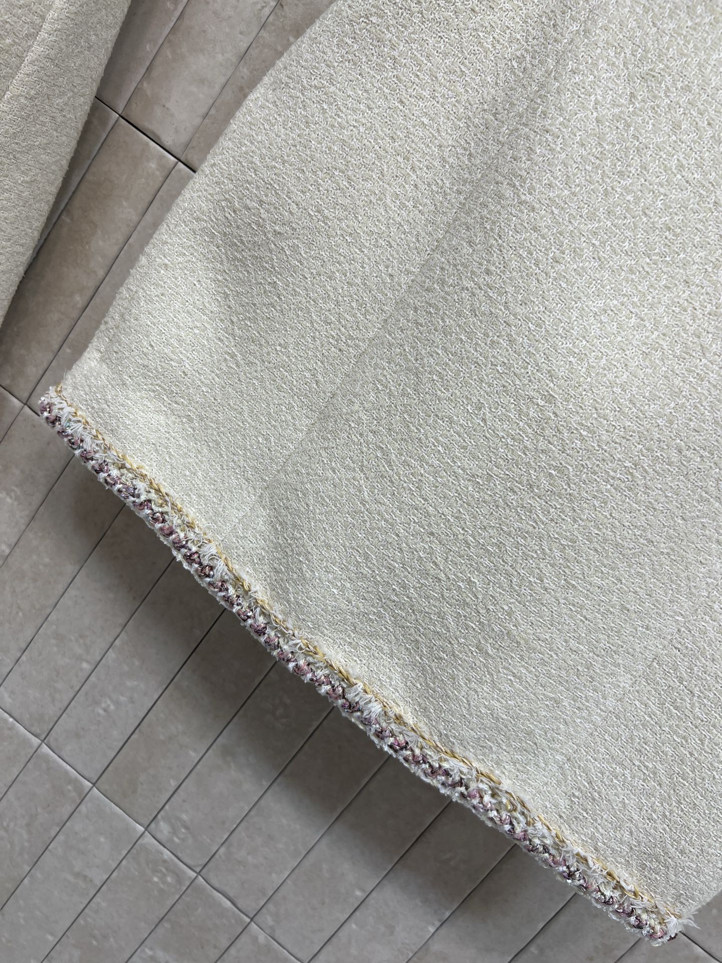 小香家 25秋冬新款 米白色小香风粗花呢外套 圆领外套 +高腰短裙 经典粗花呢材质 质感高级又保暖 秋冬