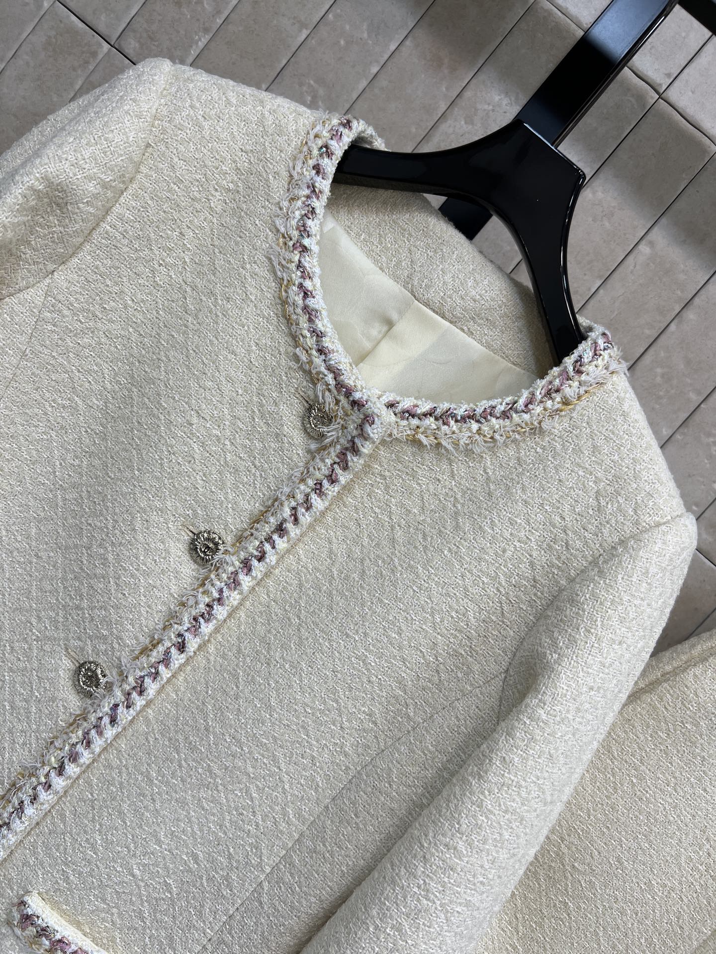 小香家 25秋冬新款 米白色小香风粗花呢外套 圆领外套 +高腰短裙 经典粗花呢材质 质感高级又保暖 秋冬