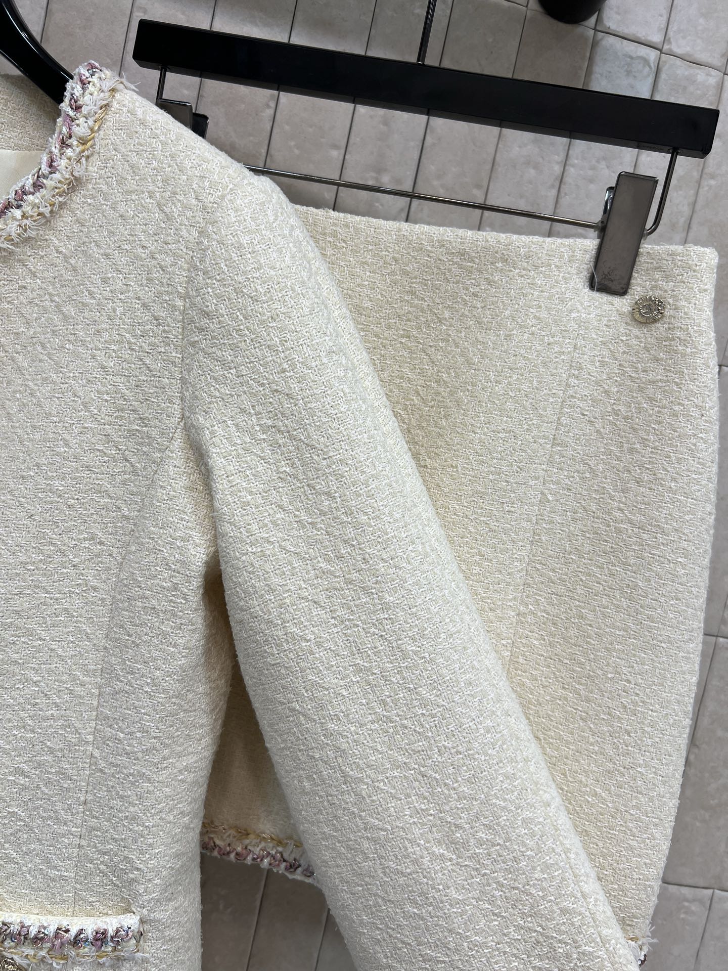 小香家 25秋冬新款 米白色小香风粗花呢外套 圆领外套 +高腰短裙 经典粗花呢材质 质感高级又保暖 秋冬