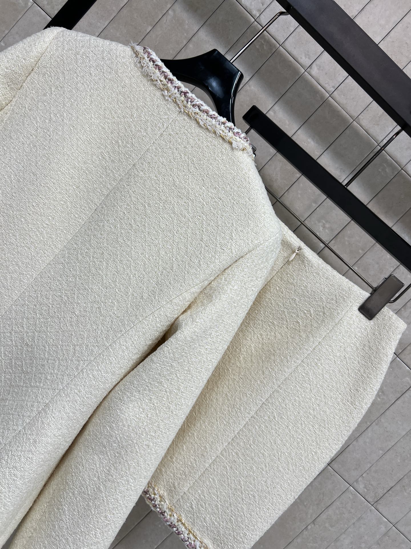 小香家 25秋冬新款 米白色小香风粗花呢外套 圆领外套 +高腰短裙 经典粗花呢材质 质感高级又保暖 秋冬