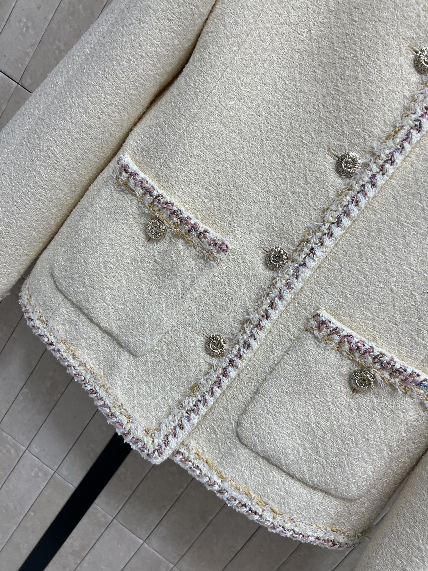 小香家 25秋冬新款 米白色小香风粗花呢外套 圆领外套 +高腰短裙 经典粗花呢材质 质感高级又保暖 秋冬