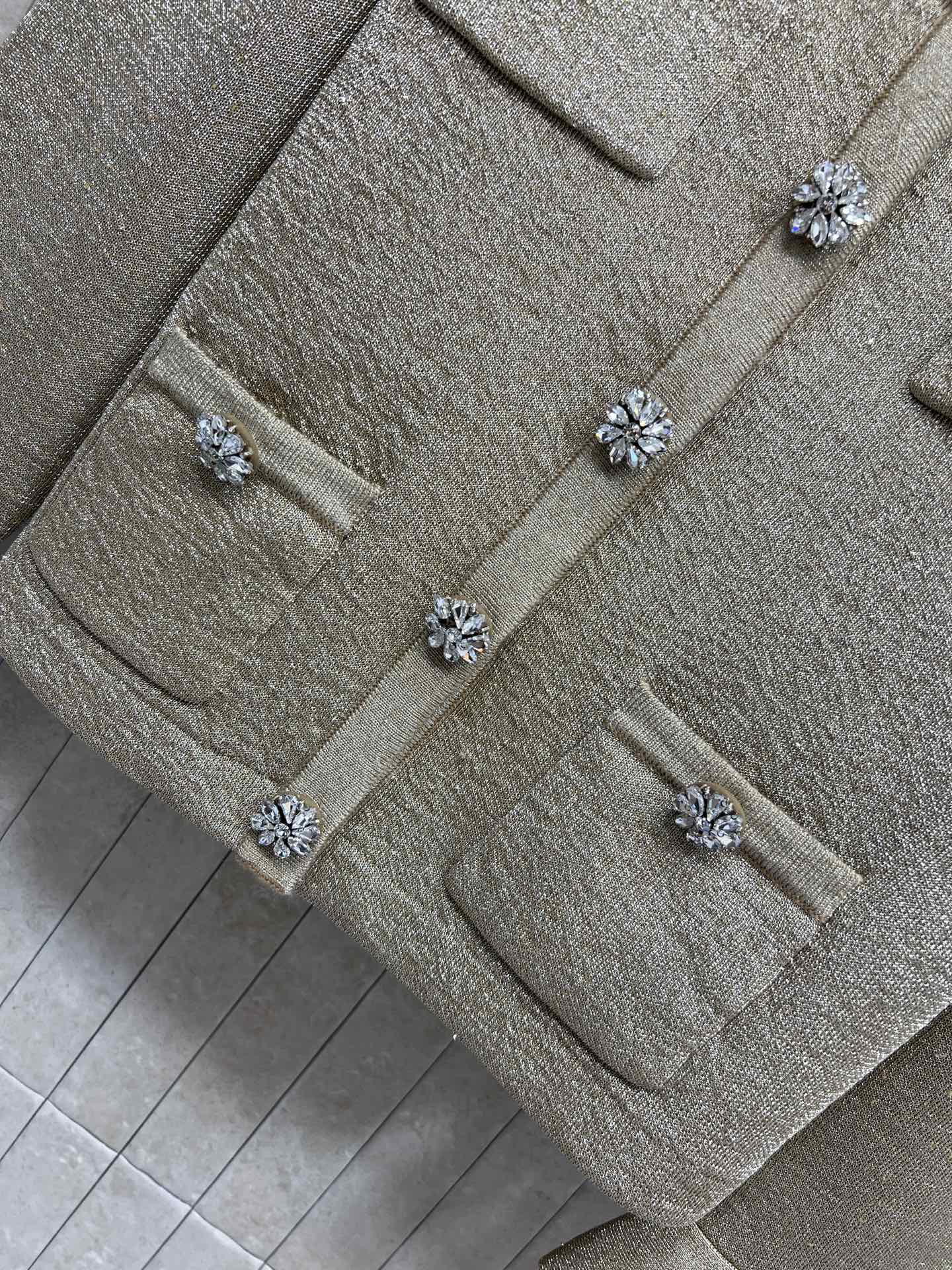 Self家 25秋冬新款 金色针织外套 经典小香风设计 金丝混纺针织材质 复古精致又高级 圆领镶钻+四口