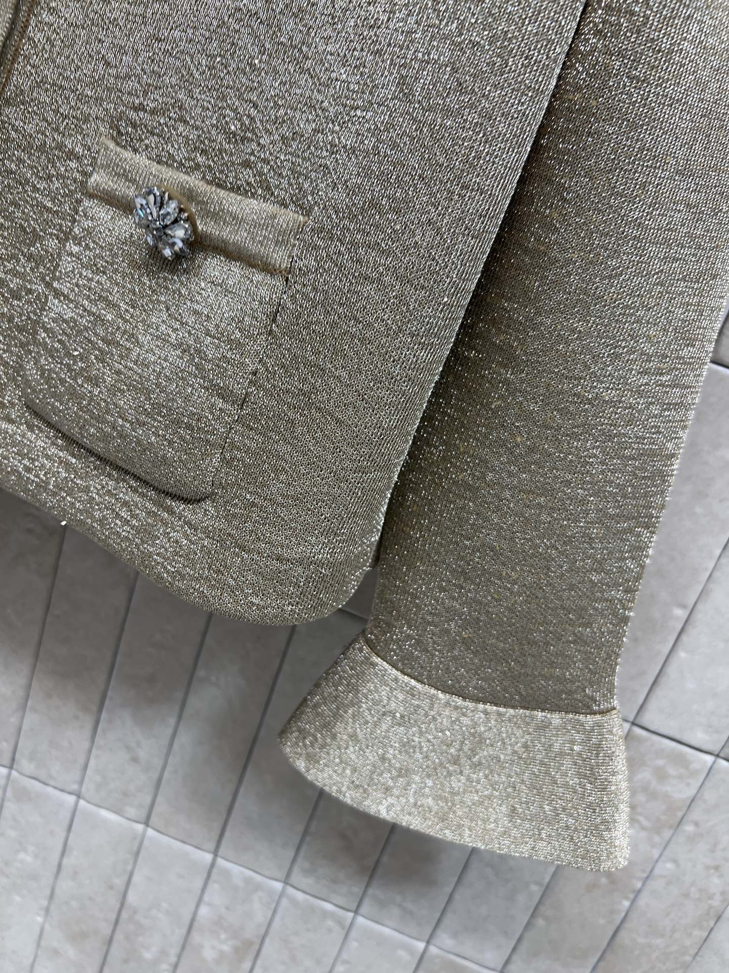 Self家 25秋冬新款 金色针织外套 经典小香风设计 金丝混纺针织材质 复古精致又高级 圆领镶钻+四口