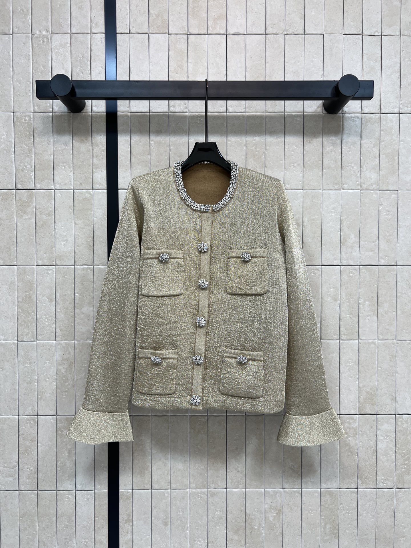 NO:666069,Self's 25 new autumn and winter style golden knitted jacket, classic small fragrance design, gold blended knitted material, retro, exquisite and high-end, round neck with diamonds + four pockets with diamonds, perfect details, bell cuffs add elegance, H-shaped slim fit, very suitable for autumn and winter wear, easy to control whether commuting or formal occasions, three sizes in one color Size/S-M-L,, fendi, jackets & coats,  19860909Self家 25秋冬新款 金色针织外套 经典小香风设计 金丝混纺针织材质 复古精致又高级 圆领镶钻+四口袋镶钻 细节满分 喇叭袖口增添优雅气质 H版型修身显瘦 秋冬穿搭超适合 无论通勤还是正式场合都能轻松驾驭 一色三码 Size/S-M-L,,fendi,jackets & coats, ,Women's clothing