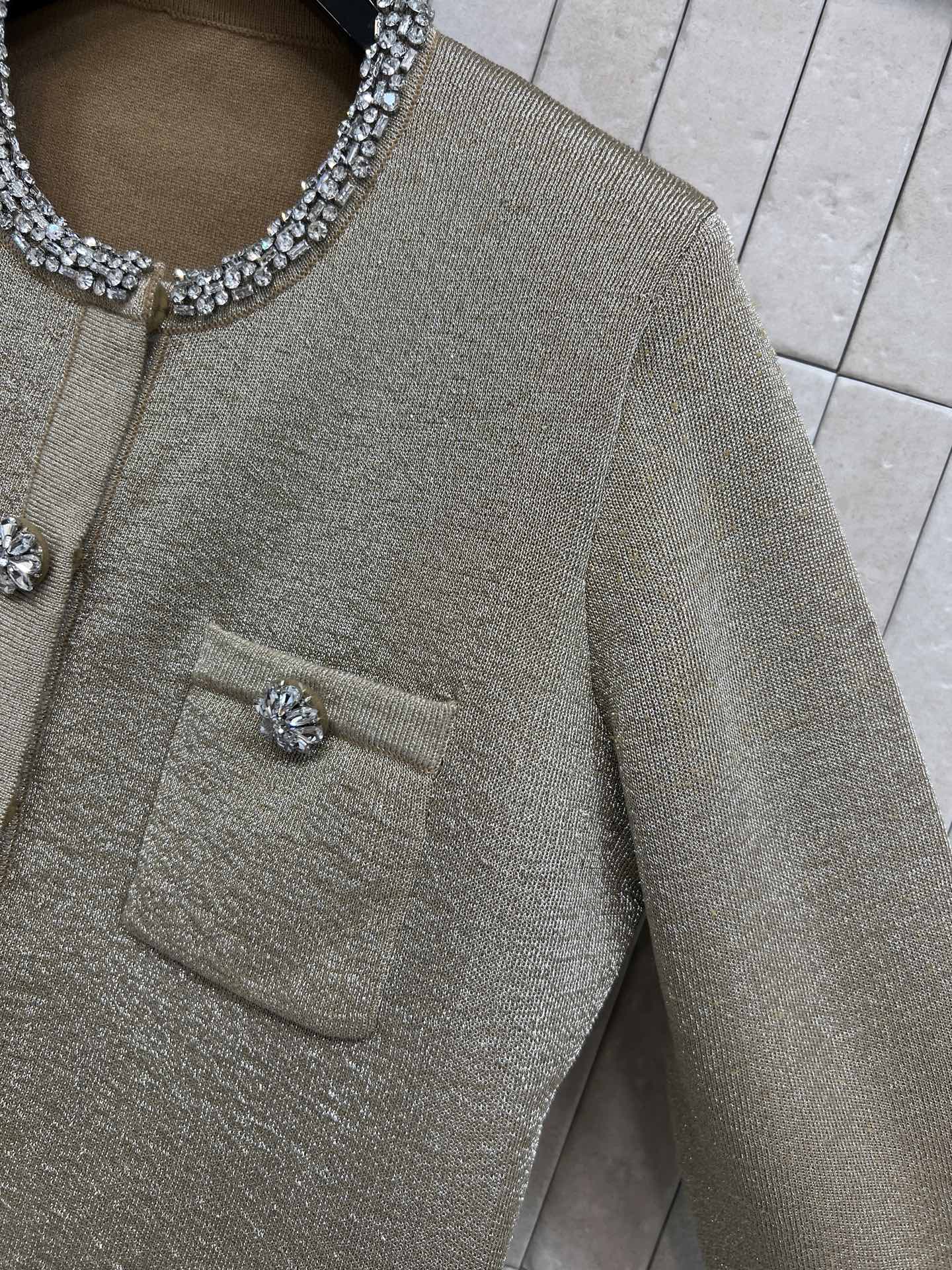 Self家 25秋冬新款 金色针织外套 经典小香风设计 金丝混纺针织材质 复古精致又高级 圆领镶钻+四口