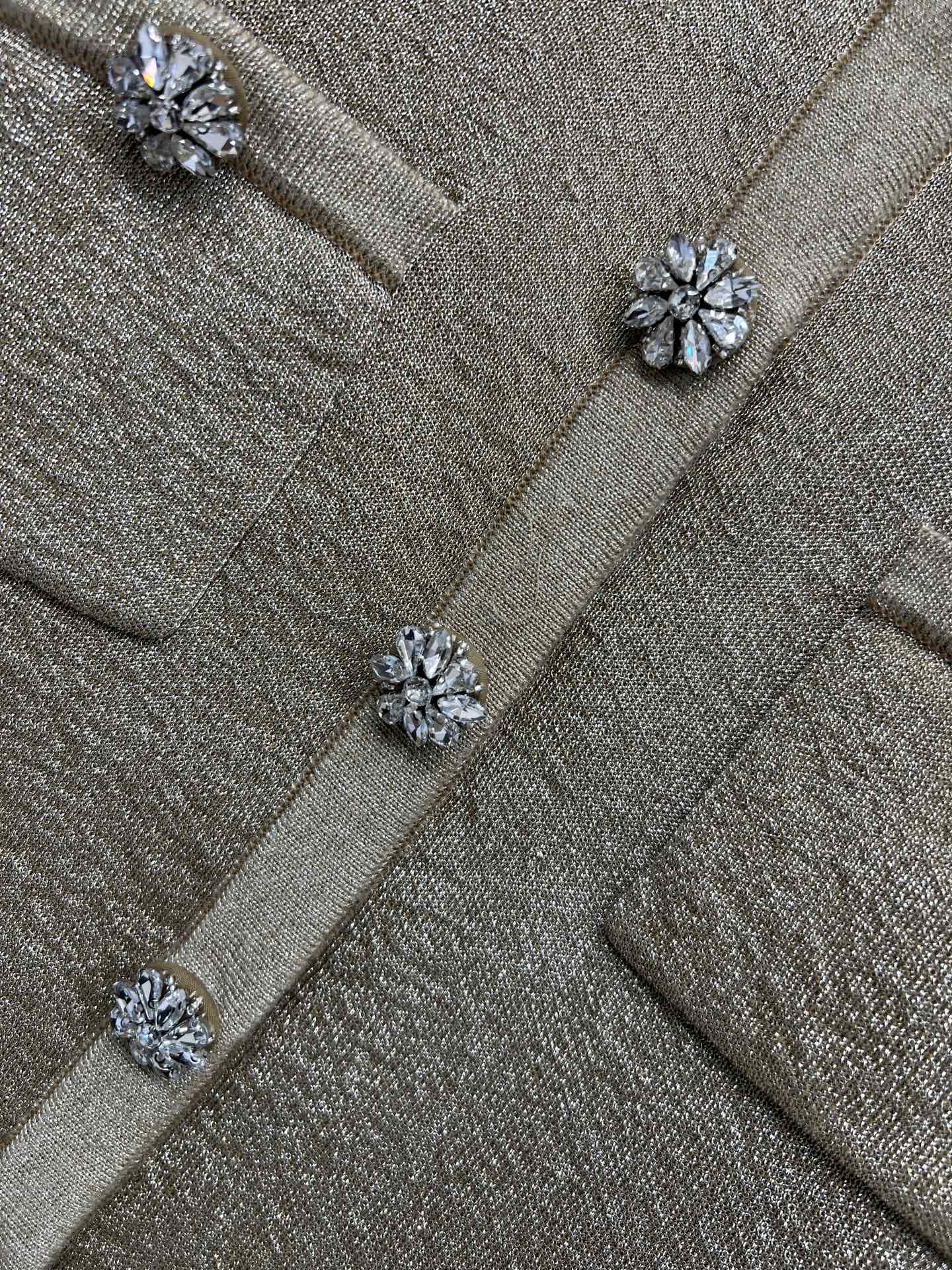 Self家 25秋冬新款 金色针织外套 经典小香风设计 金丝混纺针织材质 复古精致又高级 圆领镶钻+四口