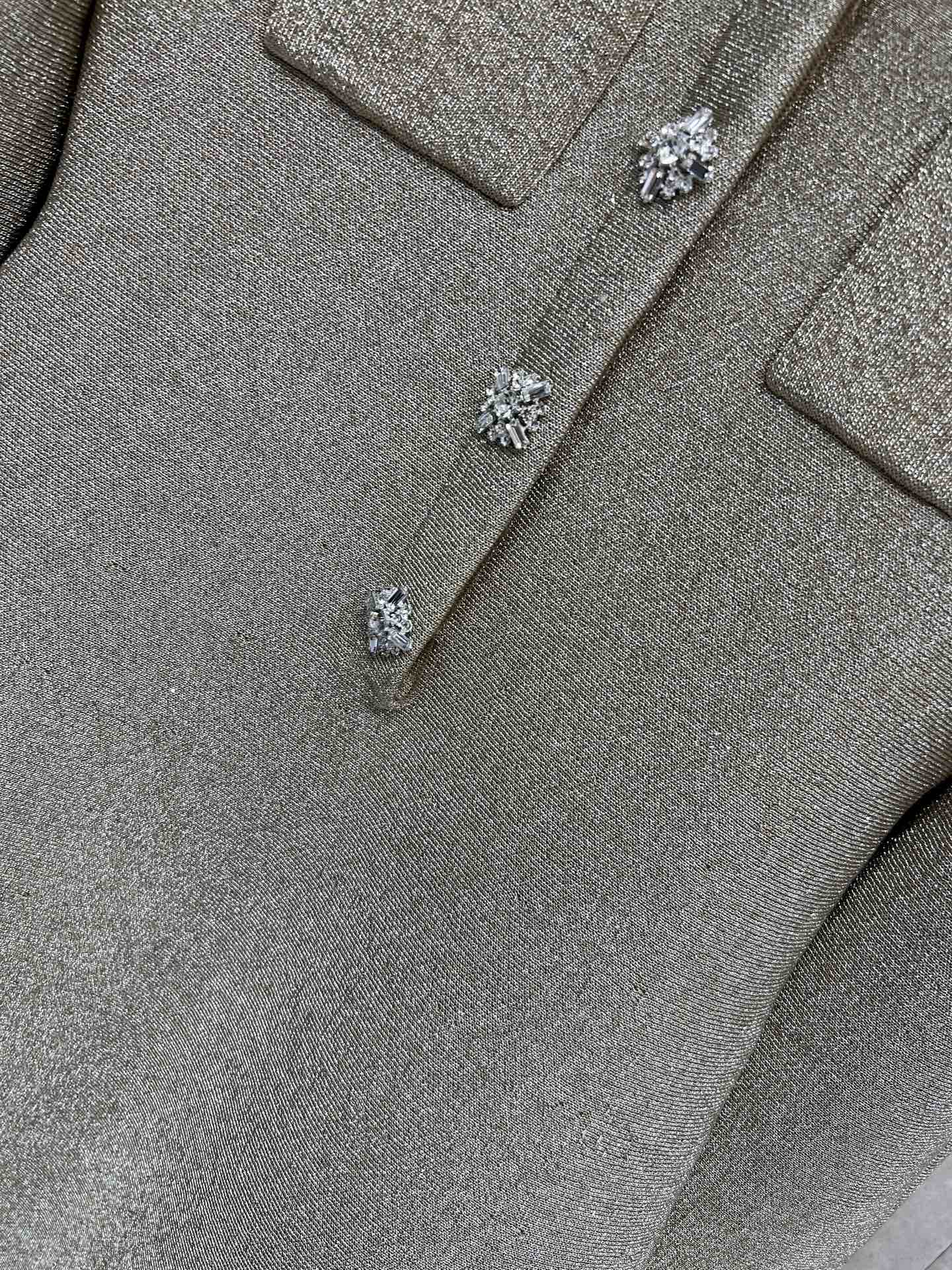 Self家 25秋冬新款 金色针织连衣裙 小香风设计 金色亮丝针织面料 领口和纽扣镶钻超精致 长袖+收腰