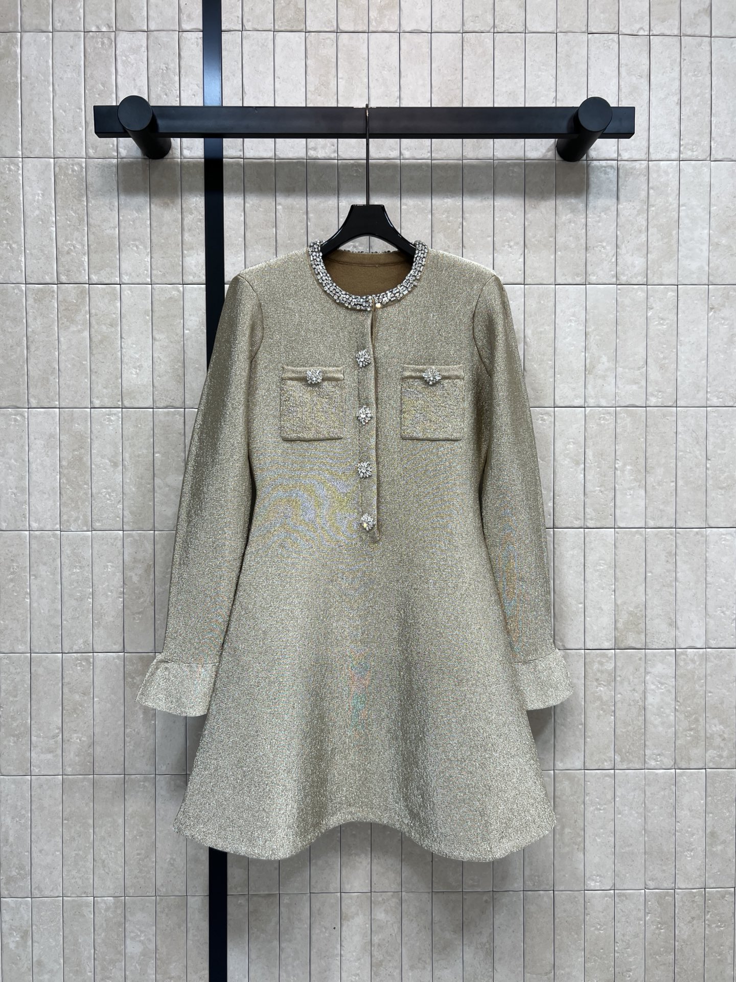 NO:666074,Self's 25 new autumn and winter style gold knitted dress, small fragrance design, golden bright silk knitted fabric, the neckline and buttons are super exquisite with diamonds, long sleeves + waist A-line skirt, flattering the figure and elegant, super atmospheric in autumn and winter!  The golden tone has its own elegance and can be easily worn at festivals, annual meetings and banquets. Pair it with high heels or clutch bags to easily get the ladylike style. One color and three sizes. Size/S-M-L,, fendi, high heels, handbag, skirts,  19860909Self家 25秋冬新款 金色针织连衣裙 小香风设计 金色亮丝针织面料 领口和纽扣镶钻超精致 长袖+收腰A字裙摆 修饰身形又优雅 秋冬穿超有氛围感！金色调自带贵气,节日、年会、宴会都能轻松驾驭 搭配高跟鞋或手拿包 轻松get名媛风 一色三码 Size/S-M-L,,fendi,high heels,handbag,skirts, ,Women's clothing