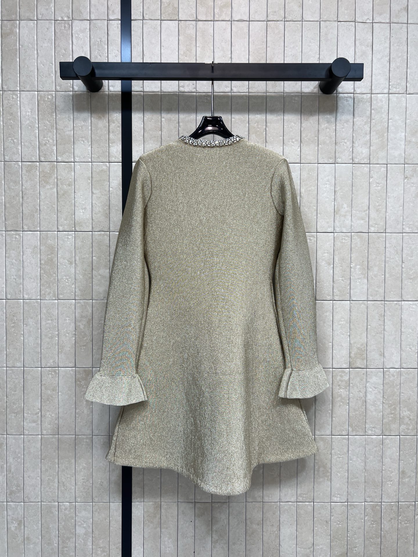 Self家 25秋冬新款 金色针织连衣裙 小香风设计 金色亮丝针织面料 领口和纽扣镶钻超精致 长袖+收腰