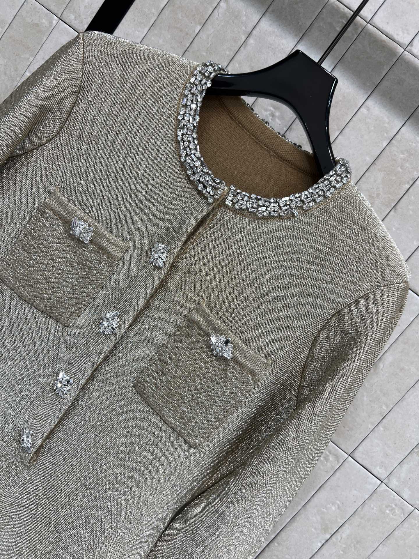 Self家 25秋冬新款 金色针织连衣裙 小香风设计 金色亮丝针织面料 领口和纽扣镶钻超精致 长袖+收腰