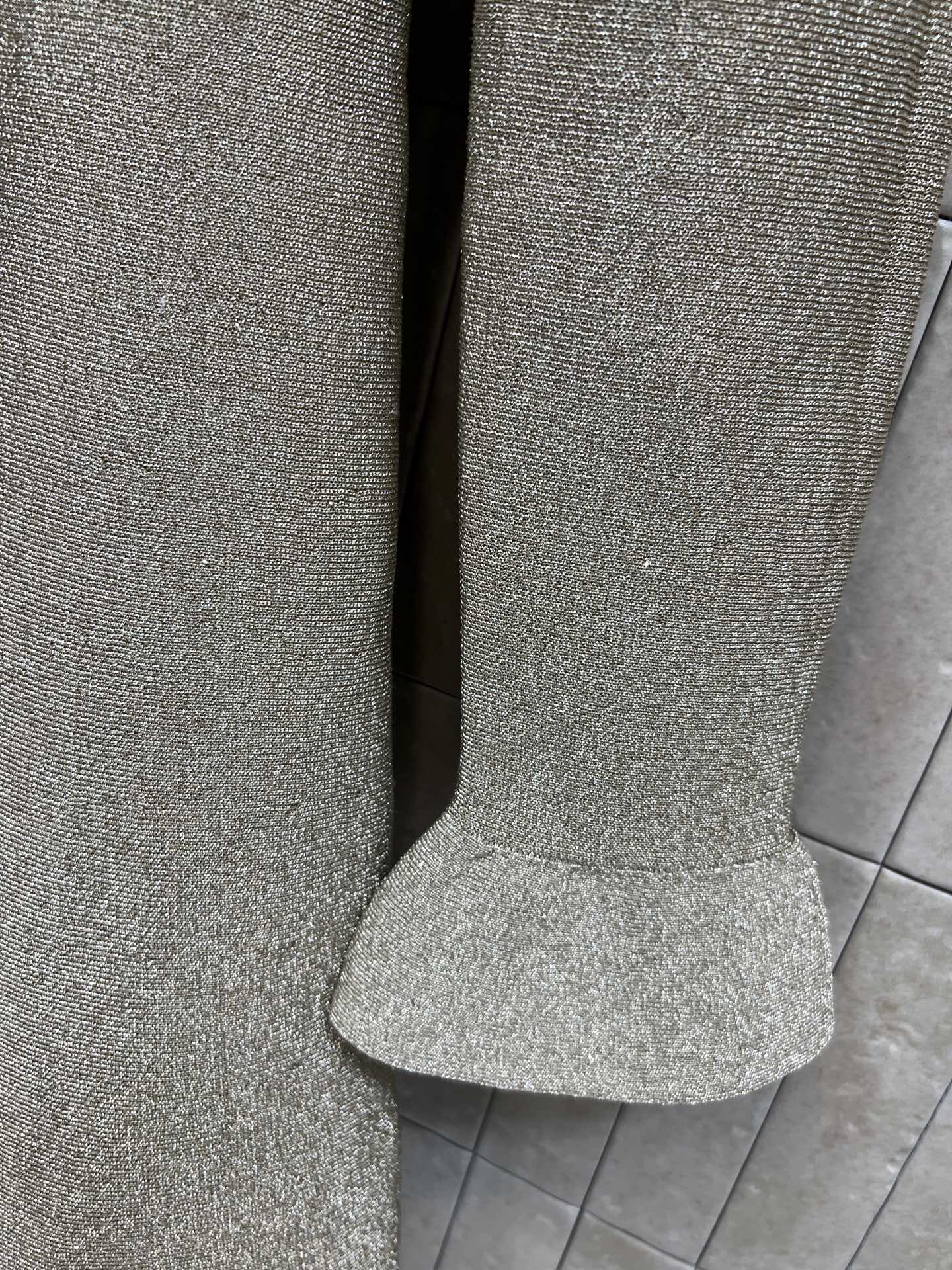 Self家 25秋冬新款 金色针织连衣裙 小香风设计 金色亮丝针织面料 领口和纽扣镶钻超精致 长袖+收腰