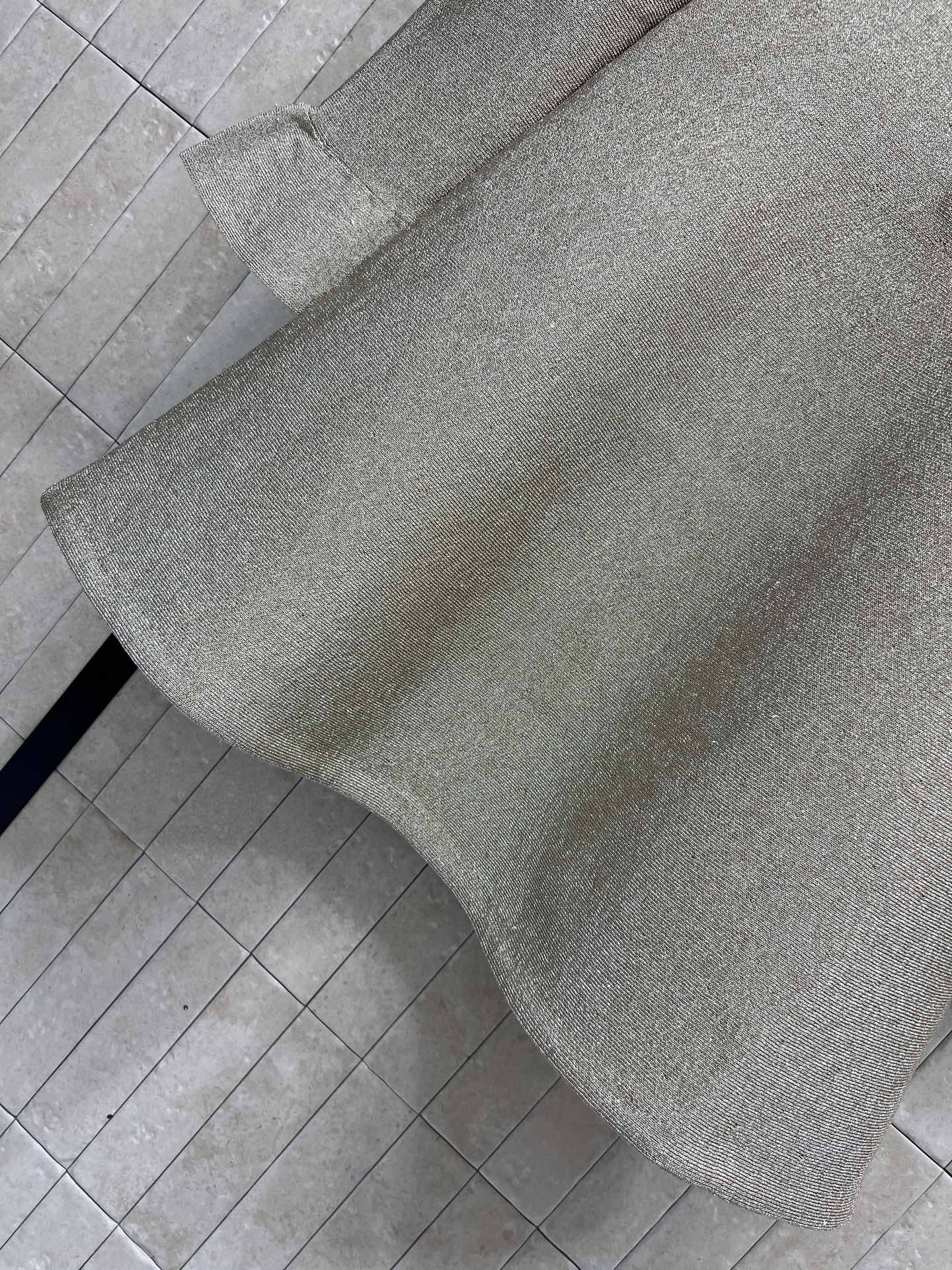 Self家 25秋冬新款 金色针织连衣裙 小香风设计 金色亮丝针织面料 领口和纽扣镶钻超精致 长袖+收腰