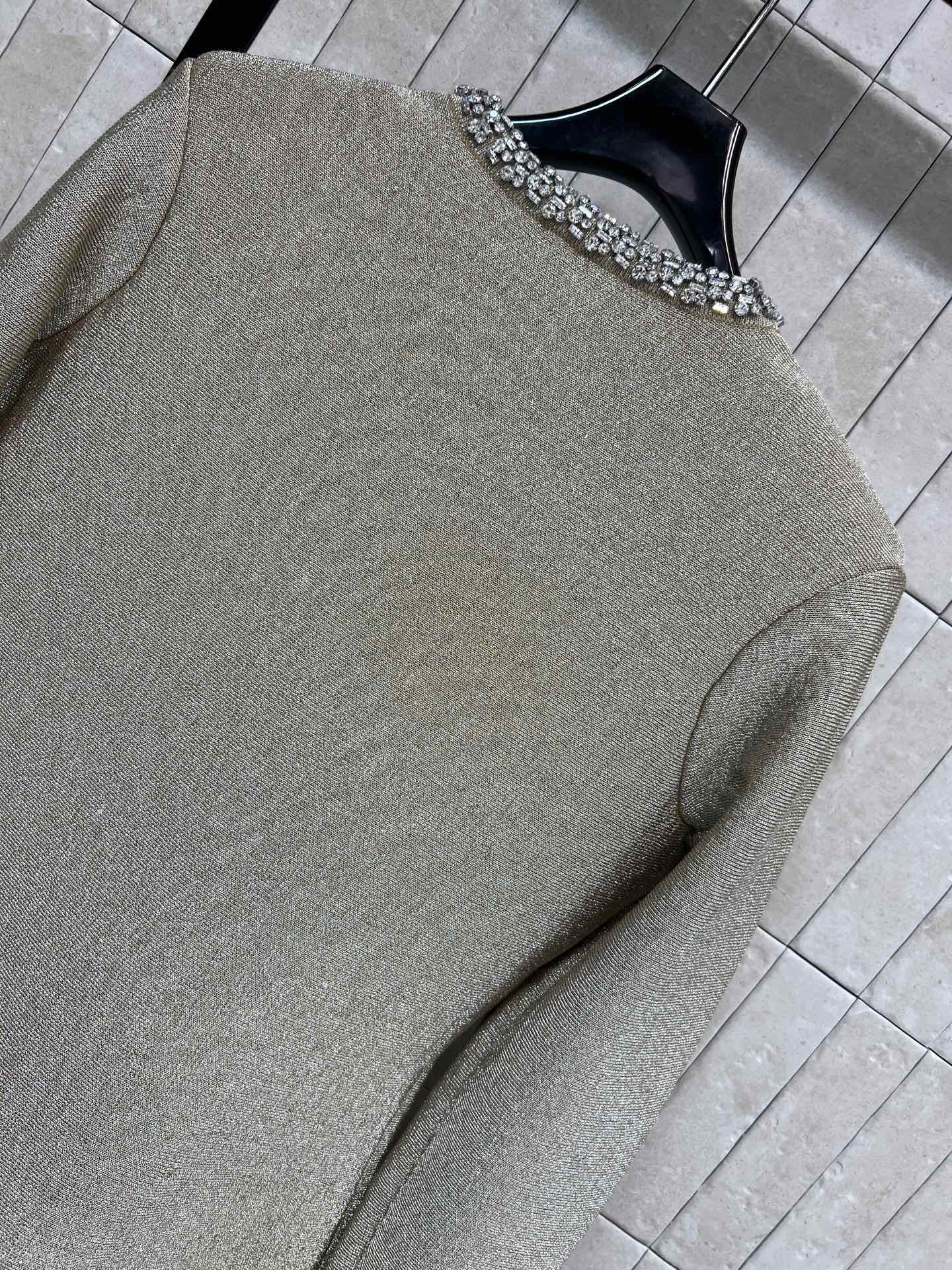 Self家 25秋冬新款 金色针织连衣裙 小香风设计 金色亮丝针织面料 领口和纽扣镶钻超精致 长袖+收腰