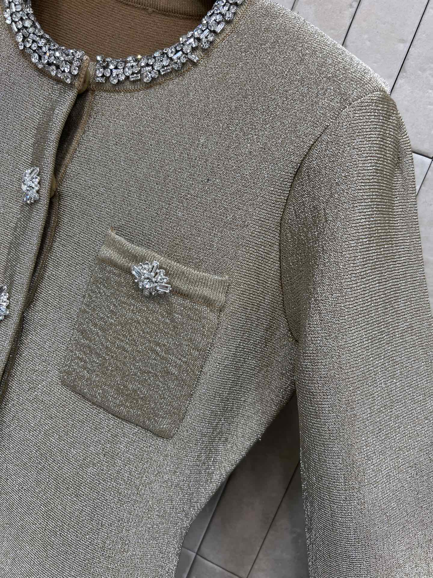 Self家 25秋冬新款 金色针织连衣裙 小香风设计 金色亮丝针织面料 领口和纽扣镶钻超精致 长袖+收腰