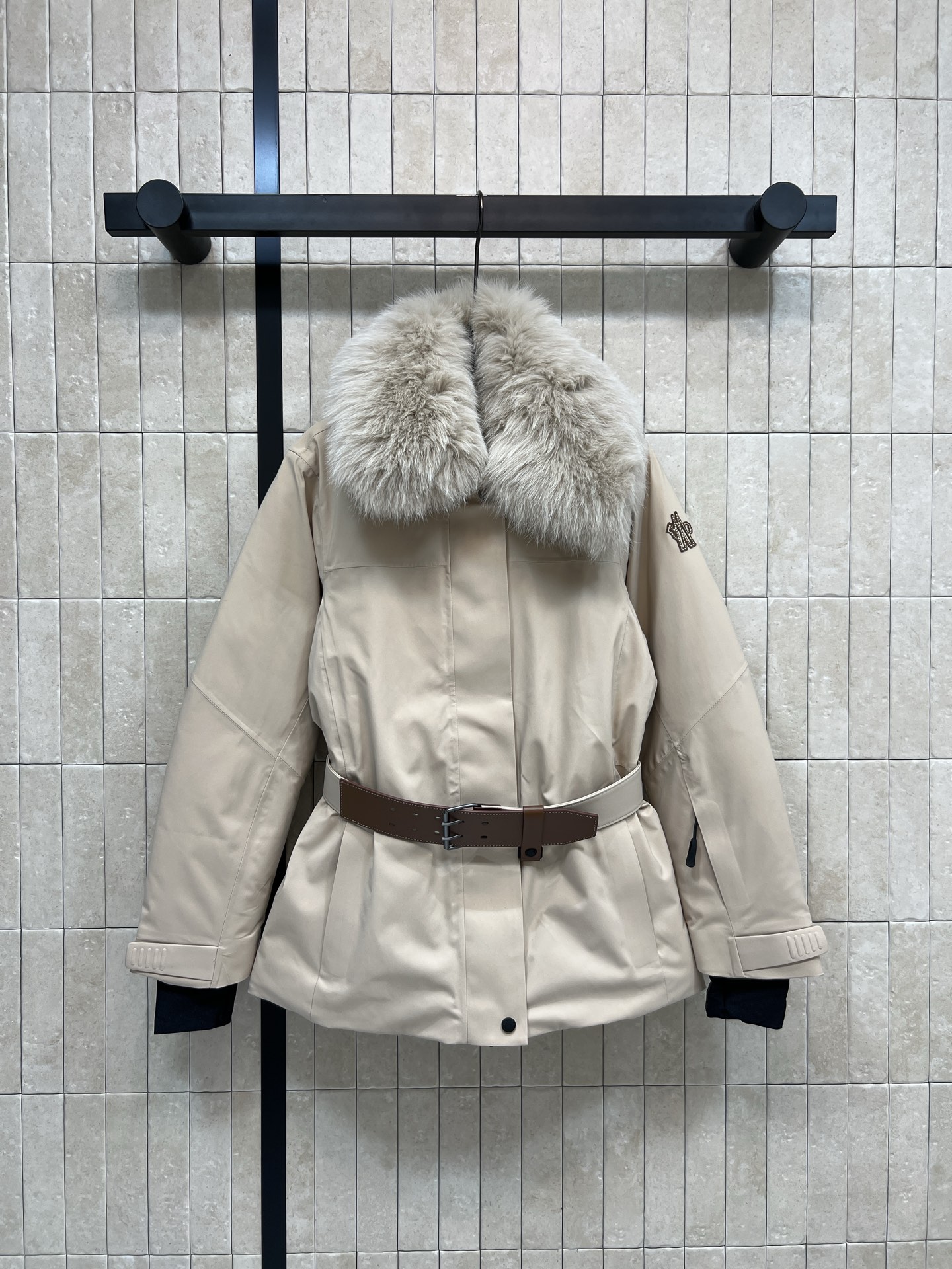 NO:666079,Comes with dust bag MO Home 25 new autumn and winter style ski jacket with lapel waist and iconic big fur collar + leather belt of the same color to easily tighten the waist and look slim and stylish!  Cut from stretchy soft shell fabric, removable fluffy plush collar, brand's co-branded logo on sleeves, functional zippered multiple pockets, windproof and waterproof fabric, perfect for skiing or everyday wear, elegant and fashionable, easy to wear, three colors and three codes, 0-1-2,,jackets & coats, 19860909配防尘袋MO家 25秋冬新款 翻领收腰滑雪服外套 标志性大毛领+同色皮革腰带 轻松收束腰身 显瘦又有型！裁自富有弹性的软壳面料 可拆卸的蓬松绒软的毛绒绒衣领 衣袖饰有品牌的联乘标徽 功能性拉链多口袋 防风防水面料 滑雪或日常穿搭都超合适 优雅时髦感直接拉满 三色三码 0-1-2,,jackets & coats, ,Women's clothing