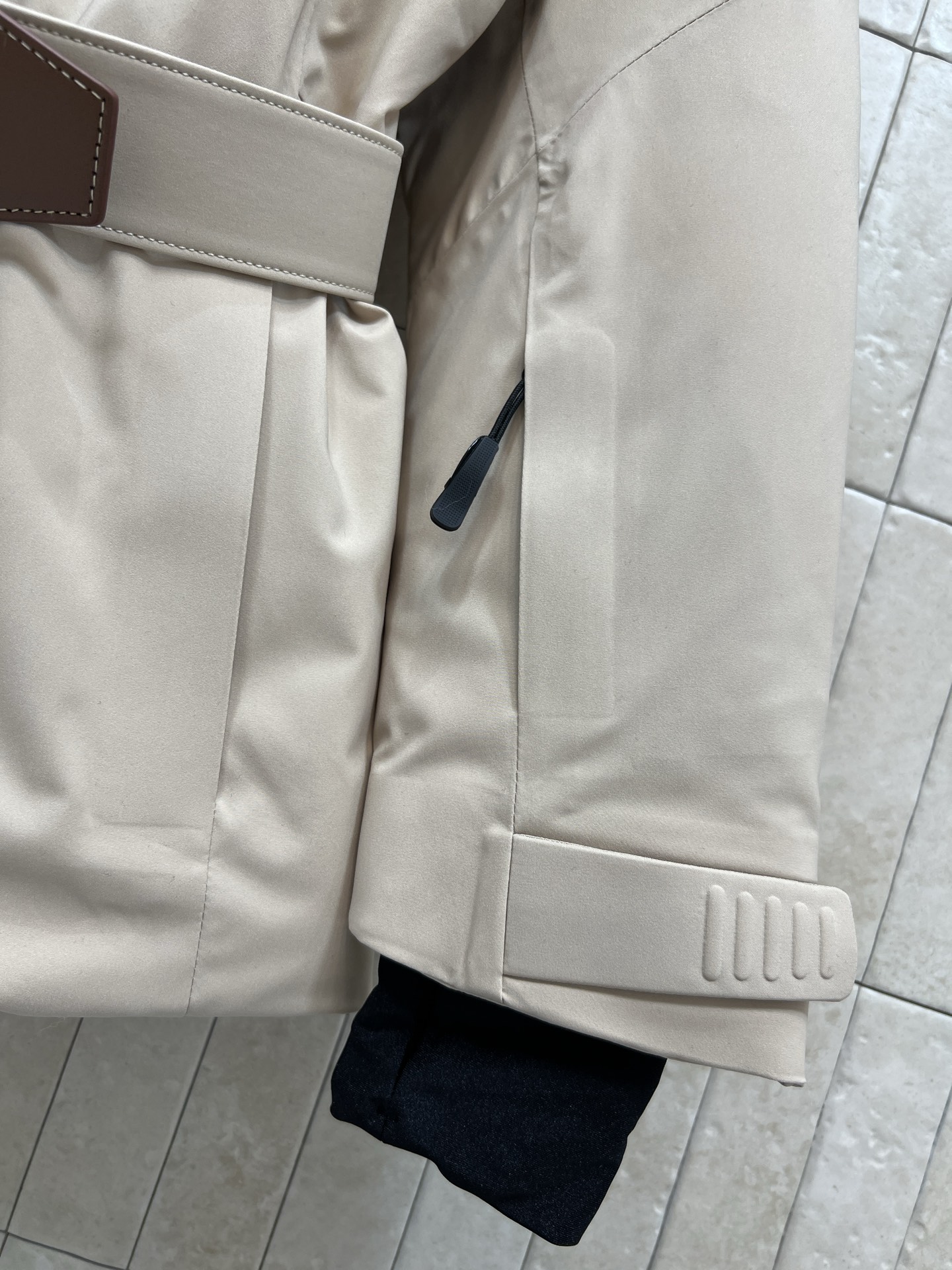 MO家 25秋冬新款 翻领收腰滑雪服外套 标志性大毛领+同色皮革腰带 轻松收束腰身 显瘦又有型！裁自富有