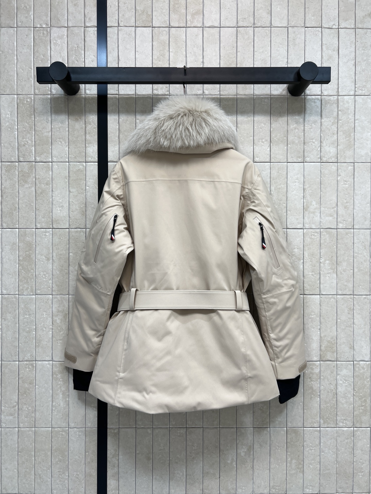 MO家 25秋冬新款 翻领收腰滑雪服外套 标志性大毛领+同色皮革腰带 轻松收束腰身 显瘦又有型！裁自富有