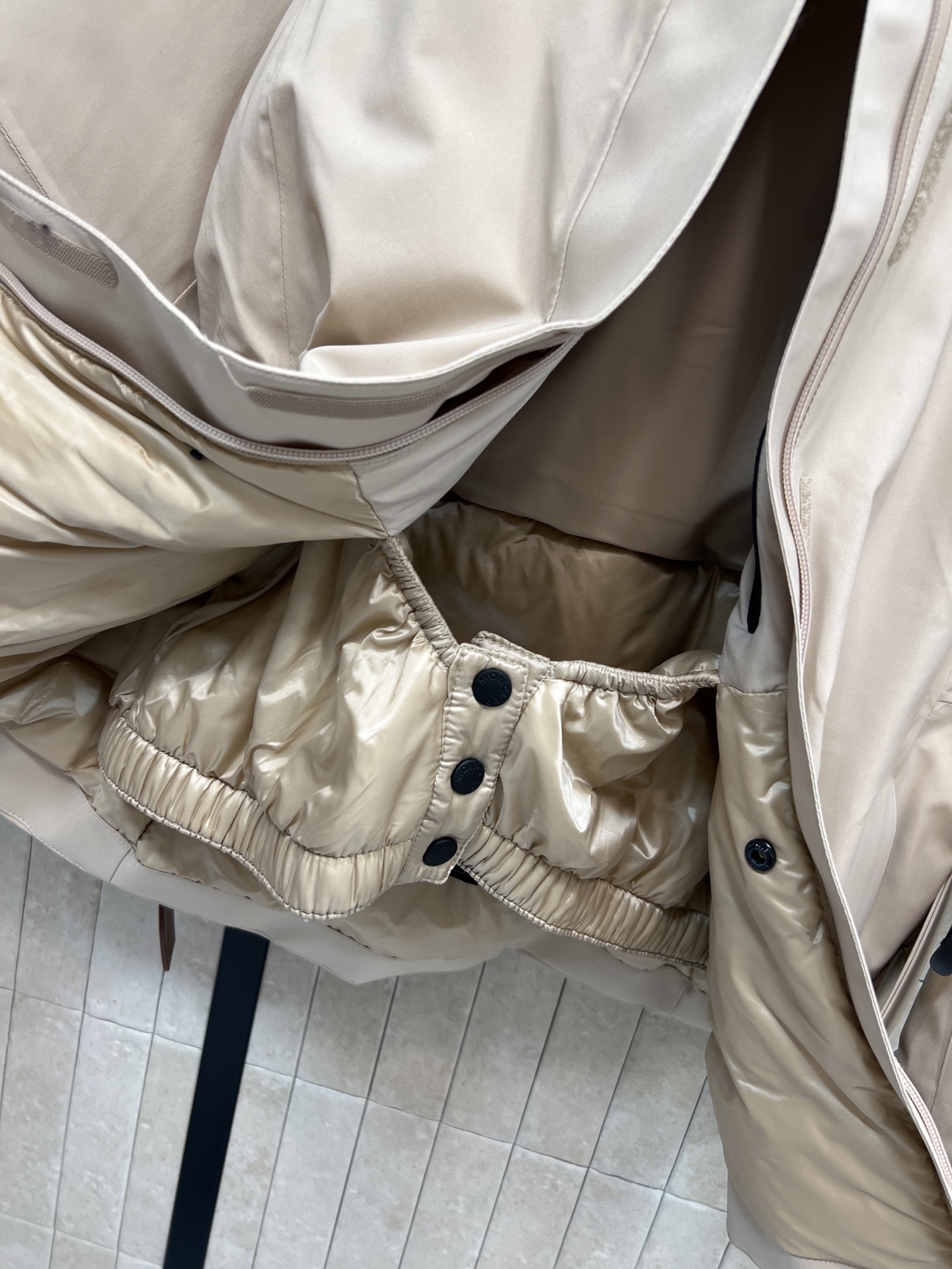 MO家 25秋冬新款 翻领收腰滑雪服外套 标志性大毛领+同色皮革腰带 轻松收束腰身 显瘦又有型！裁自富有