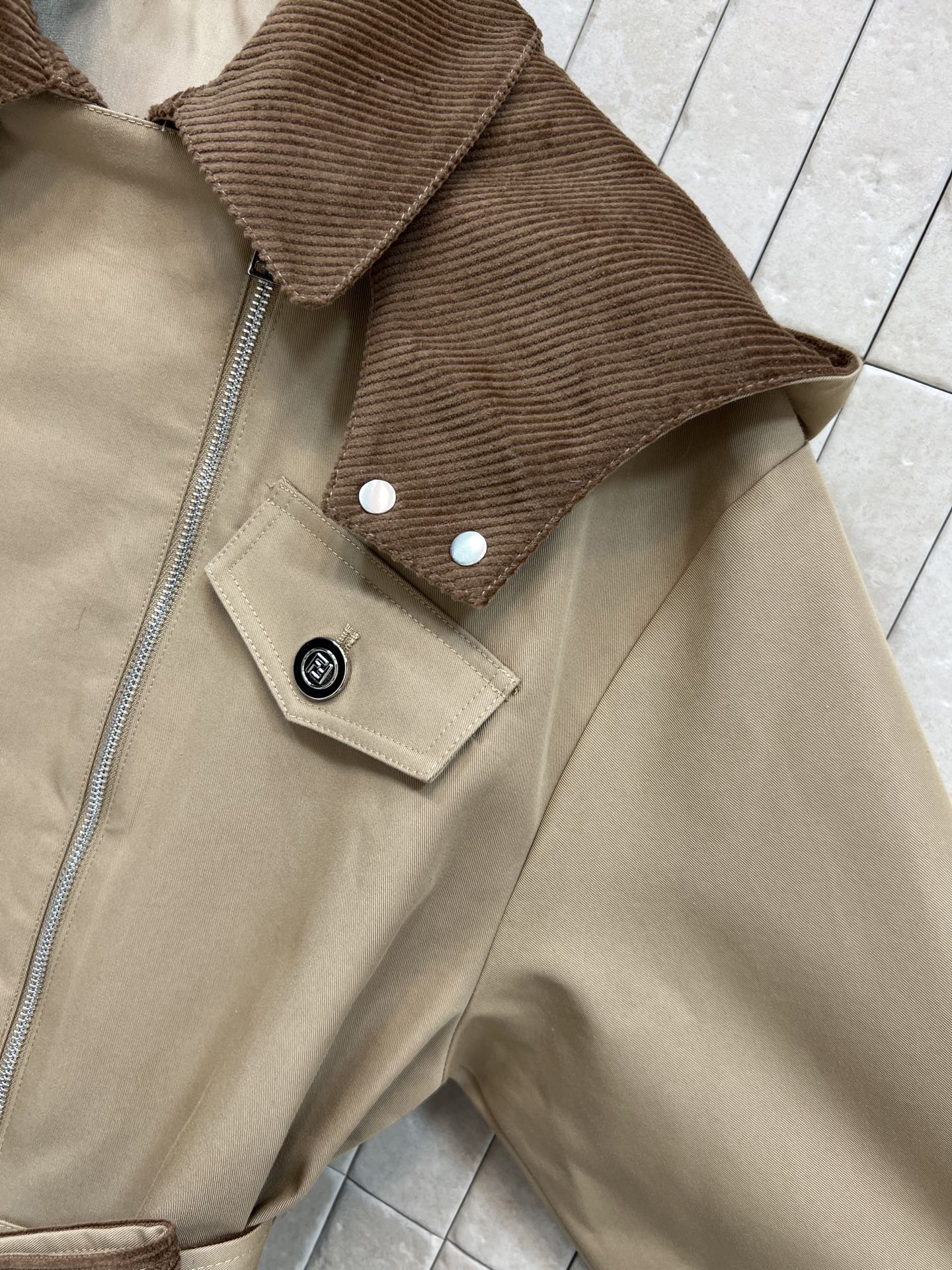 FD家 25秋冬新款 卡其色连帽风衣外套 简约实用 防风面料适合春秋季节穿着 连帽设计+棕色灯芯绒内衬 