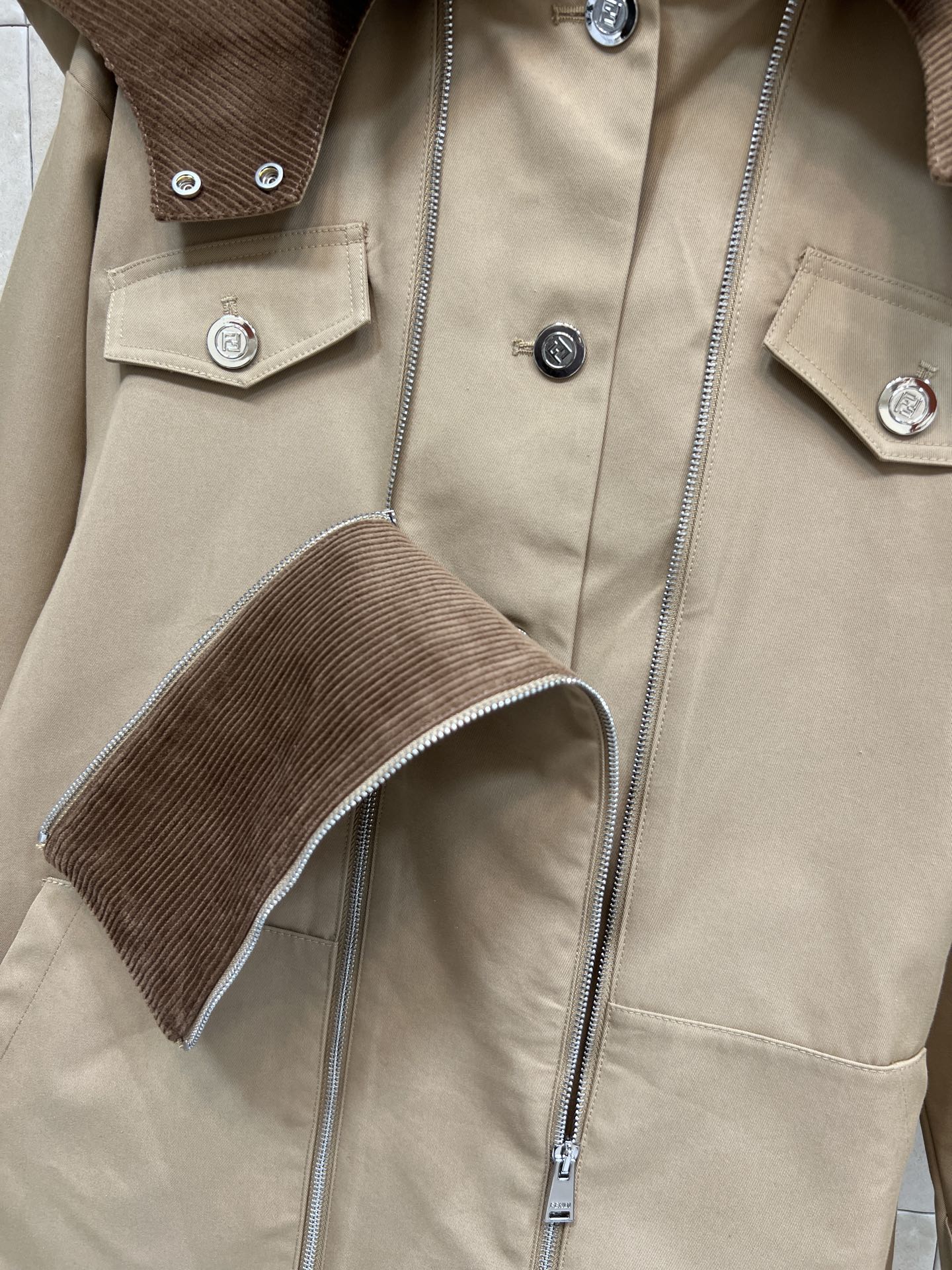 FD家 25秋冬新款 卡其色连帽风衣外套 简约实用 防风面料适合春秋季节穿着 连帽设计+棕色灯芯绒内衬 