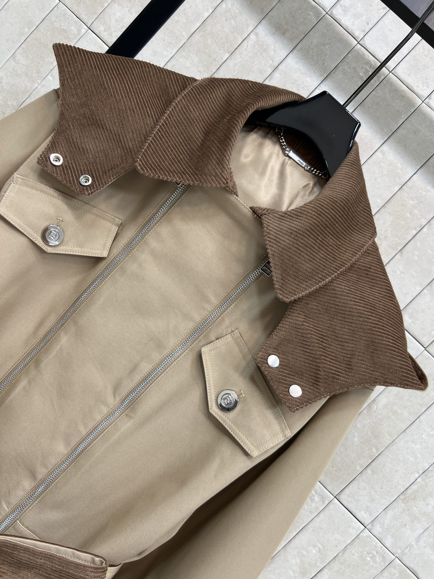 FD家 25秋冬新款 卡其色连帽风衣外套 简约实用 防风面料适合春秋季节穿着 连帽设计+棕色灯芯绒内衬 