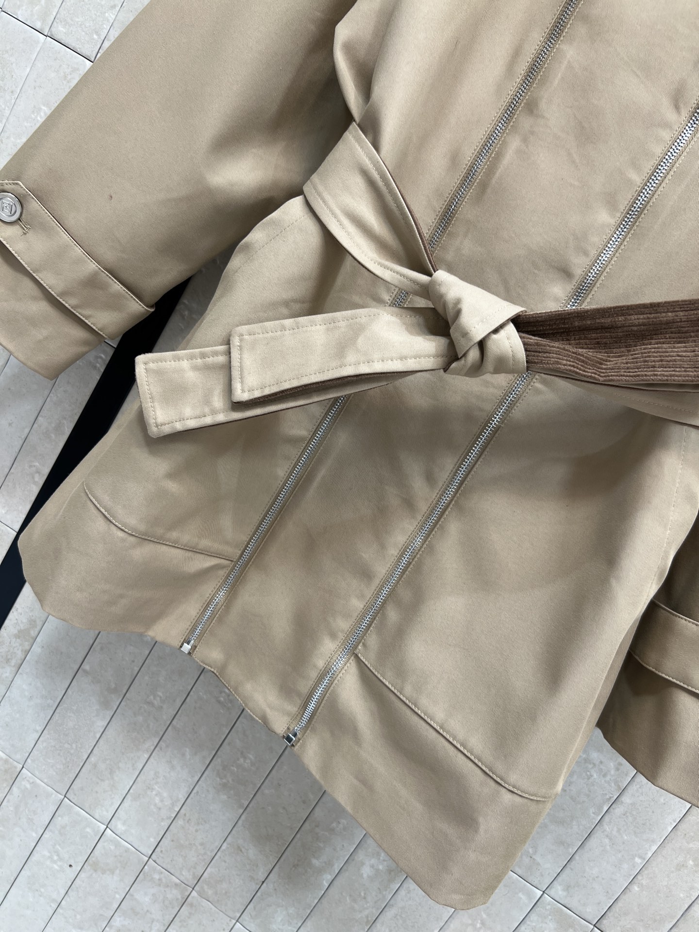 FD家 25秋冬新款 卡其色连帽风衣外套 简约实用 防风面料适合春秋季节穿着 连帽设计+棕色灯芯绒内衬 