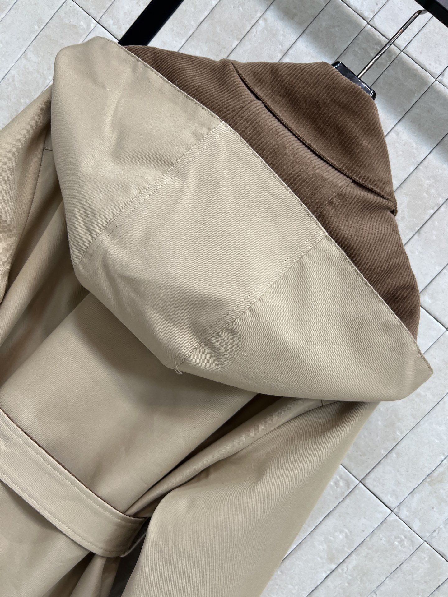 FD家 25秋冬新款 卡其色连帽风衣外套 简约实用 防风面料适合春秋季节穿着 连帽设计+棕色灯芯绒内衬 