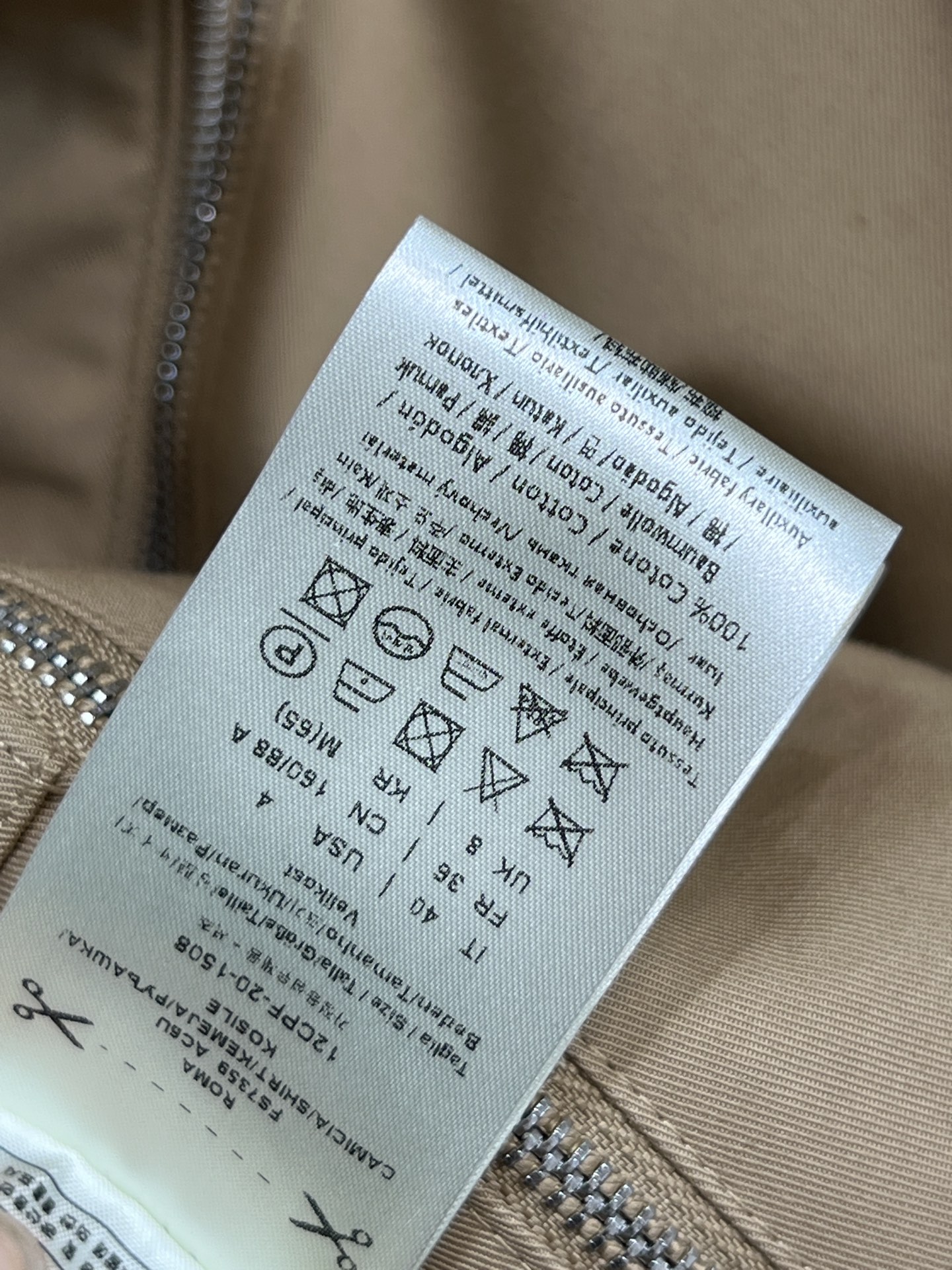 FD家 25秋冬新款 卡其色连帽风衣外套 简约实用 防风面料适合春秋季节穿着 连帽设计+棕色灯芯绒内衬 