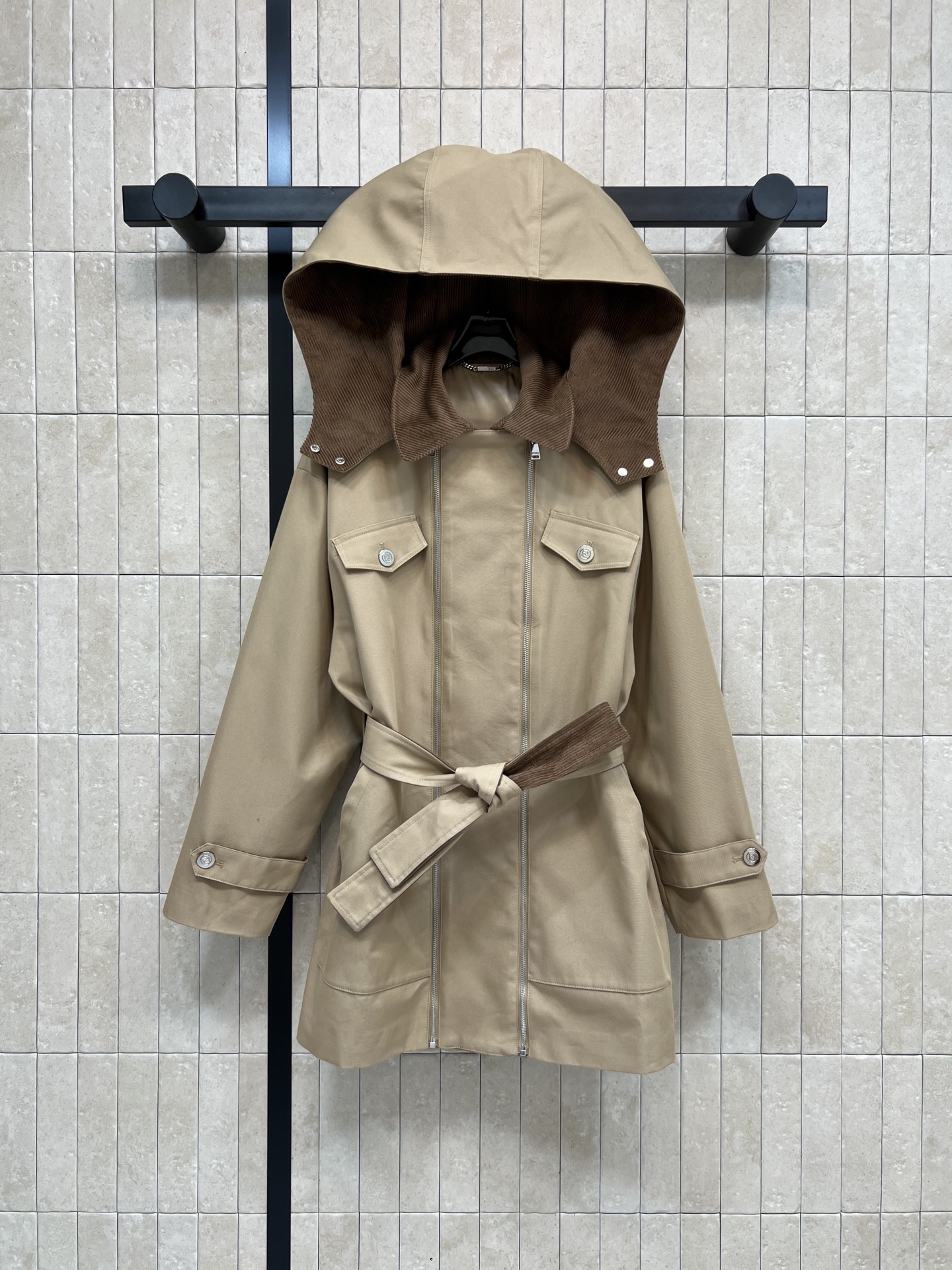 NO:666086,FD Home's 25 new autumn and winter khaki hooded windbreaker jacket is simple and practical. Windproof fabric is suitable for spring and autumn. Hooded design + brown corduroy lining, warm and layered. Adjustable belt at the waist to easily modify the body shape. Double side flap pockets are super practical. Metal button details on the cuffs are perfect!  It can be easily worn for commuting and leisure. It goes well with jeans or casual pants. It is easy to create a casual windbreaker look. Size/S-M-L, dior, jeans, jackets & coats, hats,  19860909FD家 25秋冬新款 卡其色连帽风衣外套 简约实用 防风面料适合春秋季节穿着 连帽设计+棕色灯芯绒内衬 保暖又有层次感 腰部可调节腰带 轻松修饰身形 双侧翻盖口袋超实用 袖口金属纽扣细节满分！通勤休闲都能轻松驾驭 搭配牛仔裤或休闲裤都很OK 轻松打造随性风衣look Size/S-M-L,,dior,jeans,jackets & coats,hats, ,Women's clothing