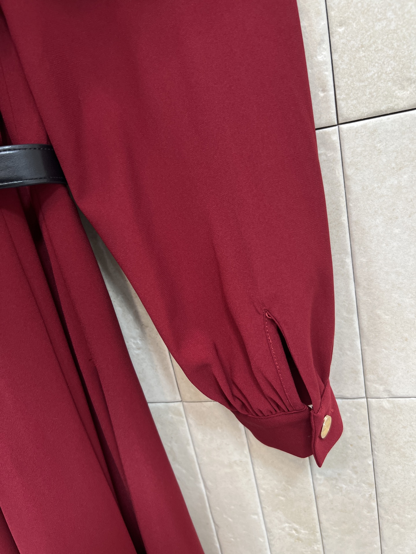 G家 26春夏新款 复古酒红连衣裙 轻薄面料+灯笼袖设计 蝴蝶结系带超有氛围感！黑色皮革腰带收腰显身材 