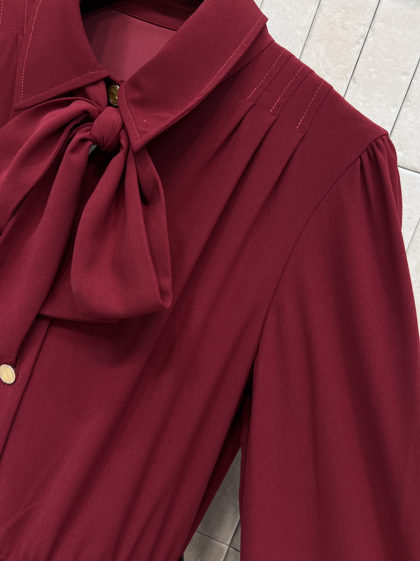 G家 26春夏新款 复古酒红连衣裙 轻薄面料+灯笼袖设计 蝴蝶结系带超有氛围感！黑色皮革腰带收腰显身材 