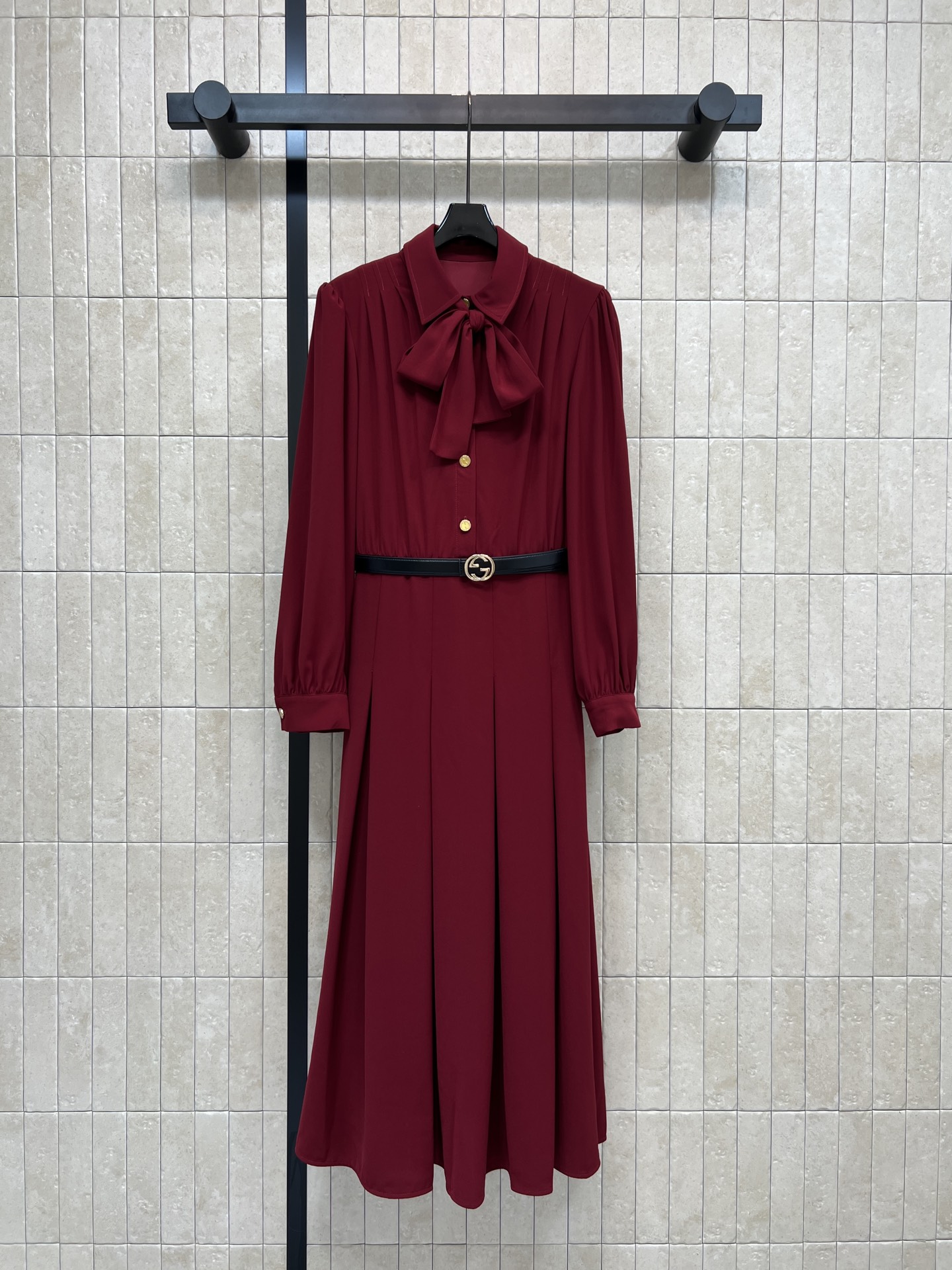 NO:666083,G Home 26 spring and summer new style retro burgundy dress, light fabric + lantern sleeve design, bow tie, super atmospheric!  The black leather belt tightens the waist to show your figure, and the pleated skirt is flexible and elegant. It is very elegant in autumn and winter. You can easily create an elegant retro style whether you are out on the street or at a holiday party. Three sizes in one color. Size/S-M-L,,gucci,skirts, 19860909G家 26春夏新款 复古酒红连衣裙 轻薄面料+灯笼袖设计 蝴蝶结系带超有氛围感！黑色皮革腰带收腰显身材 裙摆百褶灵动飘逸 秋冬穿超有气质 无论日常出街还是节日聚会 都能轻松打造优雅复古风 一色三码 Size/S-M-L,,gucci,skirts, ,Women's clothing