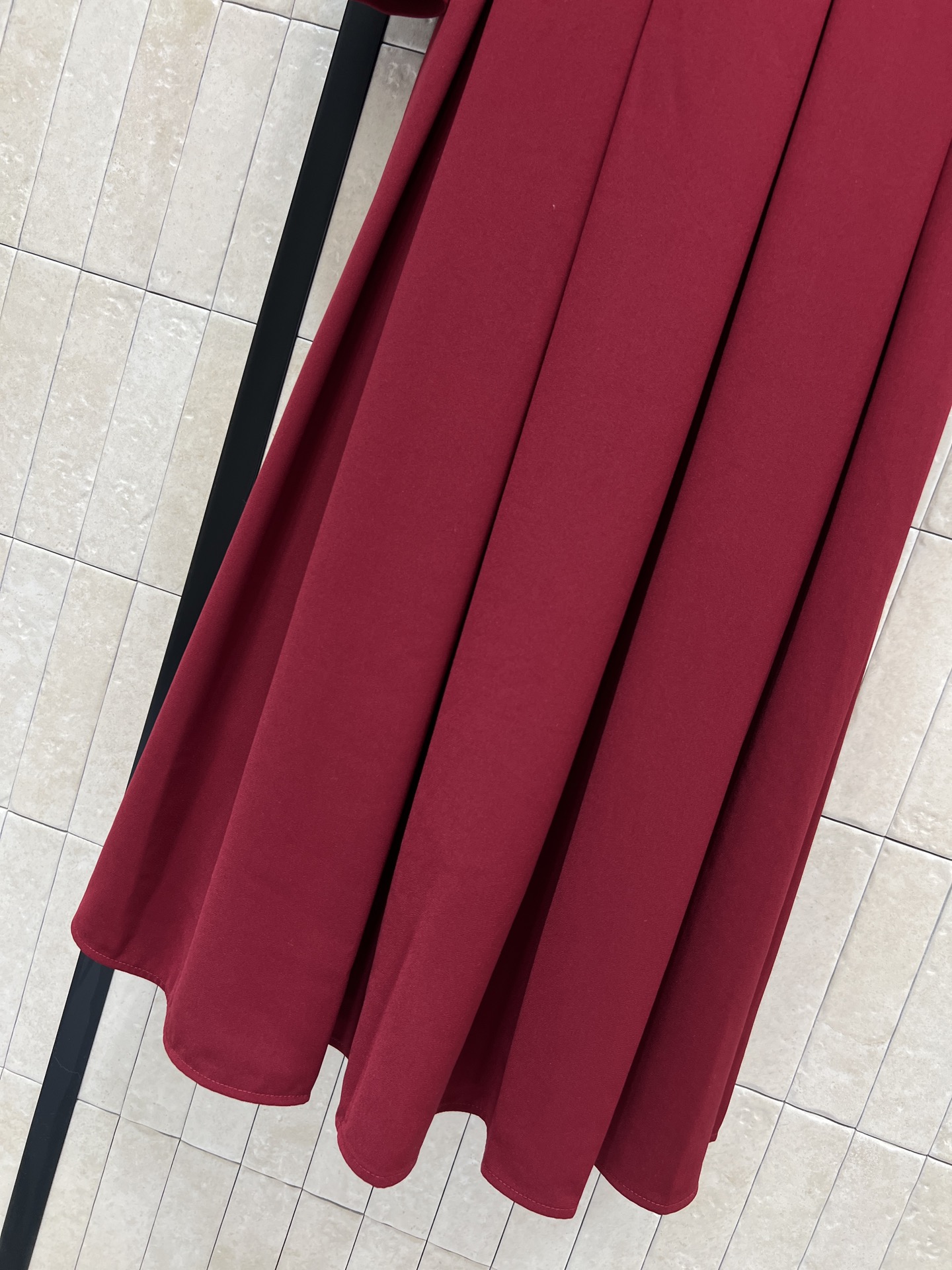 G家 26春夏新款 复古酒红连衣裙 轻薄面料+灯笼袖设计 蝴蝶结系带超有氛围感！黑色皮革腰带收腰显身材 