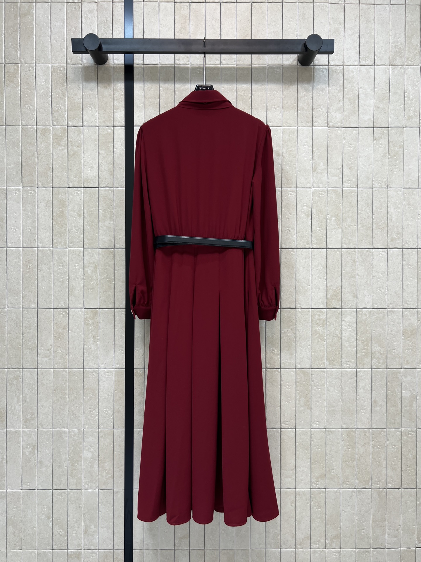 G家 26春夏新款 复古酒红连衣裙 轻薄面料+灯笼袖设计 蝴蝶结系带超有氛围感！黑色皮革腰带收腰显身材 