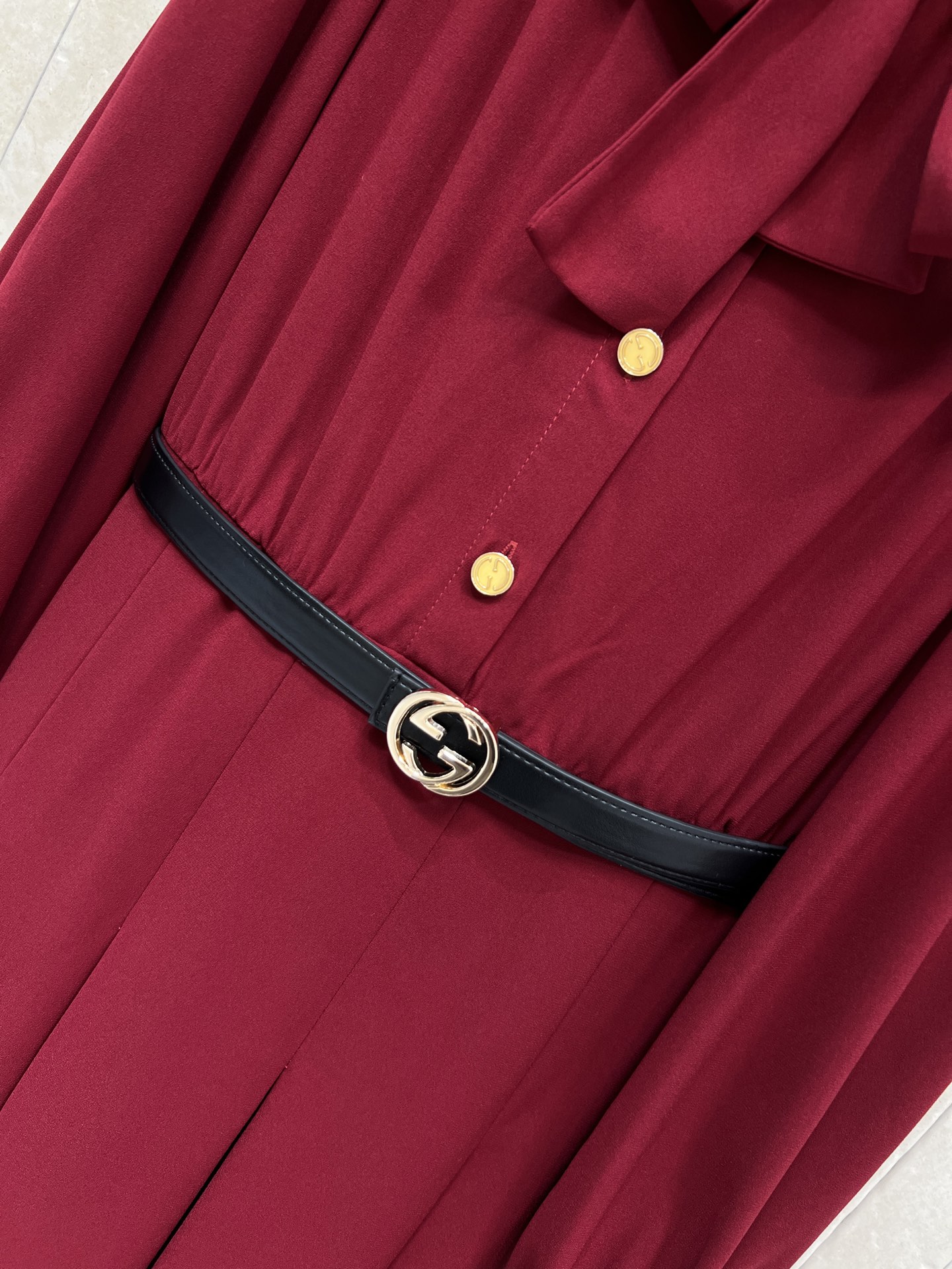 G家 26春夏新款 复古酒红连衣裙 轻薄面料+灯笼袖设计 蝴蝶结系带超有氛围感！黑色皮革腰带收腰显身材 