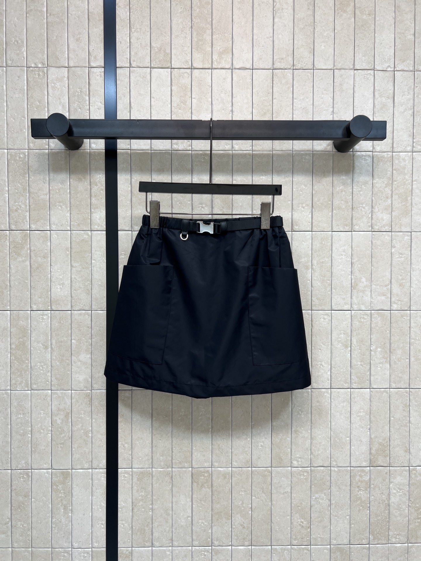 NO:666077,PD Home’s 26 spring and summer new work style black skirt is made of quick-drying fabric, light and breathable, super comfortable to wear in summer!  Elastic waist + adjustable waistband. Suitable for all body types. Comfortable to wear without being restrictive. Large pockets on both sides are super practical. Easily carry small items for daily travel. The A-line shape is slim and flatters the legs. Small girls can also easily wear it. Pair it with a T-shirt or shirt. It is OK for casual commuting!  A must-have and versatile item for your summer wardrobe ~ One color and four sizes Size/S-M-L- XL, dior, skirts, shirts, tees, t-shirt,  19860909PD家 26春夏新款 工装风黑色半身裙 采用速干面料 轻便又透气 夏天穿超舒服！松紧腰+可调节腰带 适合各种身材 穿着自在不勒人 两侧大口袋超实用 日常出行小物轻松装下 A字版型显瘦又修饰腿型 小个子女生也能轻松驾驭 搭配T恤或衬衫 休闲通勤都OK！夏季衣橱必备百搭单品~一色四码Size/S-M-L- XL,,dior,skirts,shirts,tees，t-shirt, ,Women's clothing