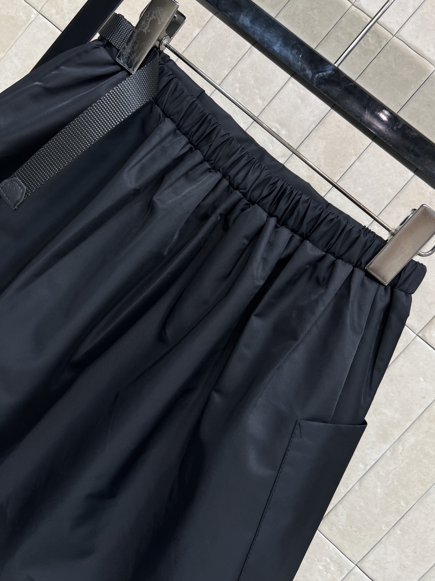 PD家 26春夏新款 工装风黑色半身裙 采用速干面料 轻便又透气 夏天穿超舒服！松紧腰+可调节腰带 适合