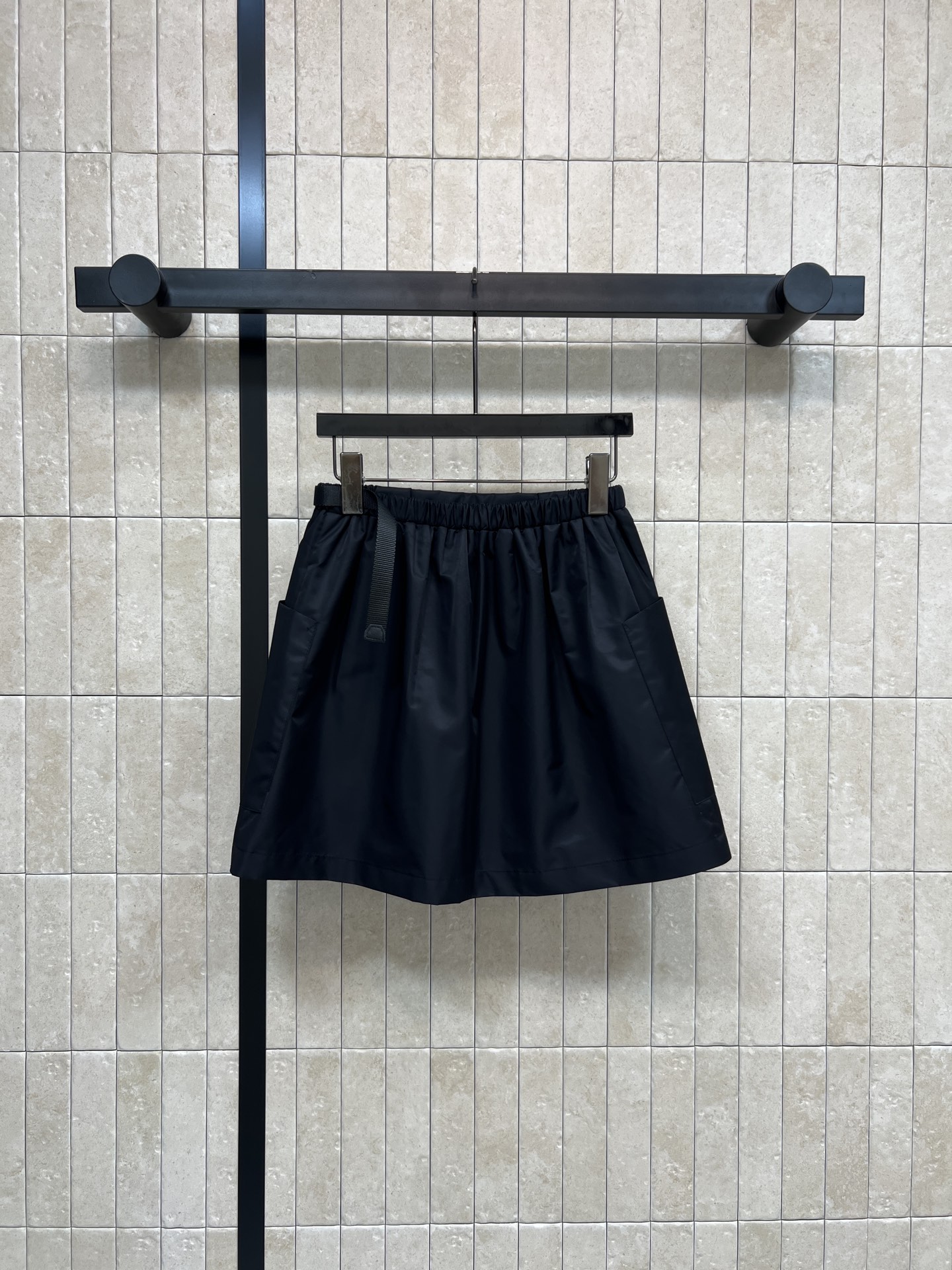 PD家 26春夏新款 工装风黑色半身裙 采用速干面料 轻便又透气 夏天穿超舒服！松紧腰+可调节腰带 适合