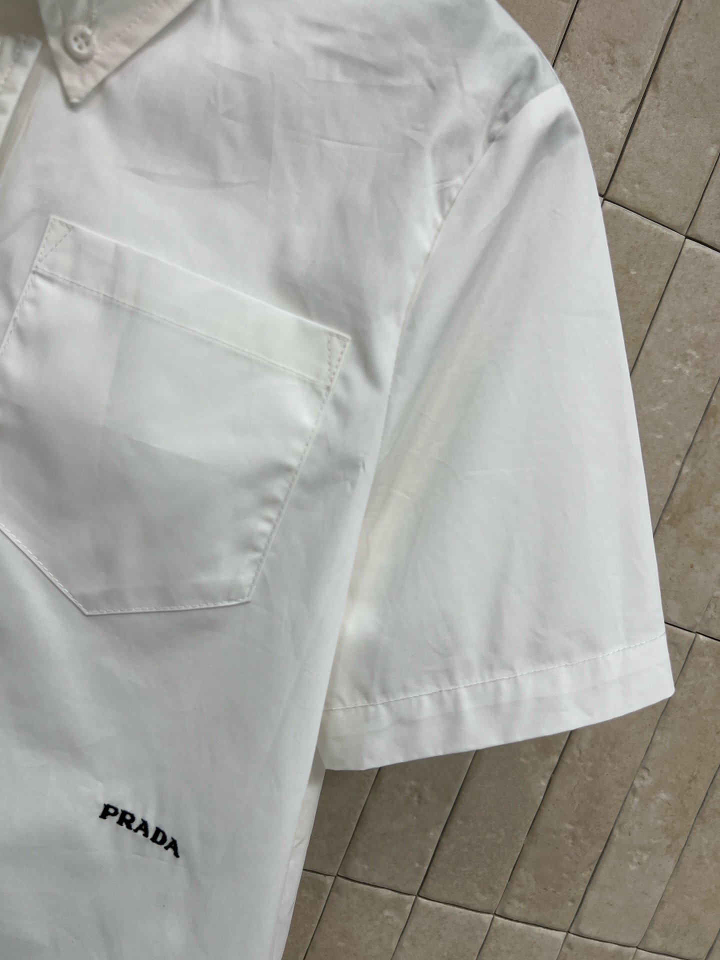 PD家 26春夏新款 翻领短袖衬衫 采用轻薄透气棉质面料 夏天穿超舒服！经典翻领+单排纽扣设计 单口袋品