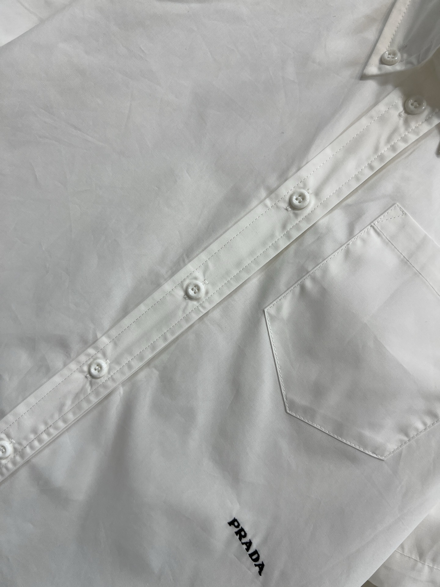 PD家 26春夏新款 翻领短袖衬衫 采用轻薄透气棉质面料 夏天穿超舒服！经典翻领+单排纽扣设计 单口袋品